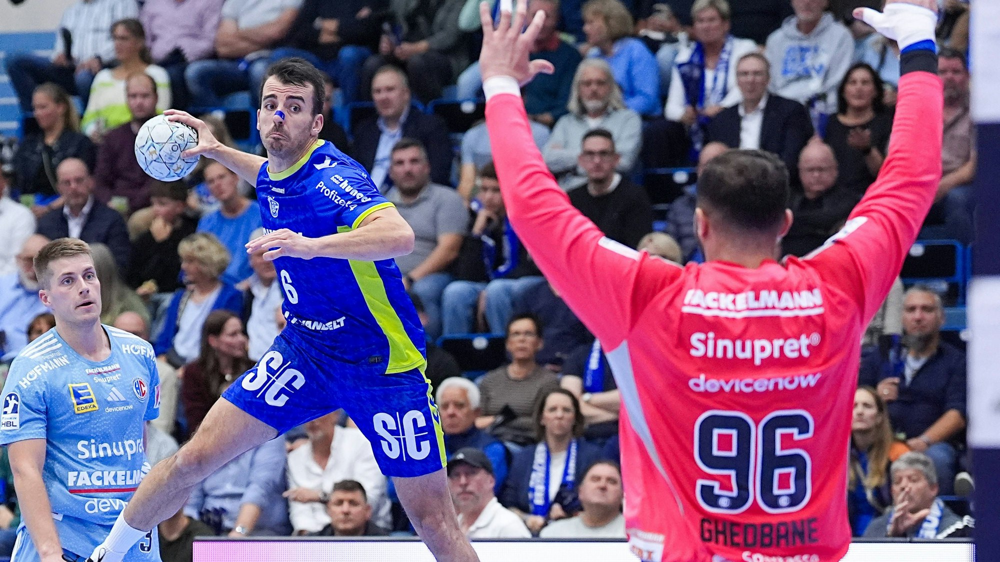 Milos Vujovic steigt zum Wurf.