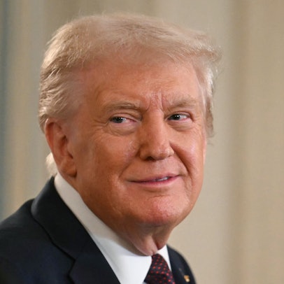 US-Präsident lächelt bei einem Termin im Weißen Haus. Israel und die Hamas haben dem Friedensplan des US-Präsidenten zugestimmt. (Archivbild)