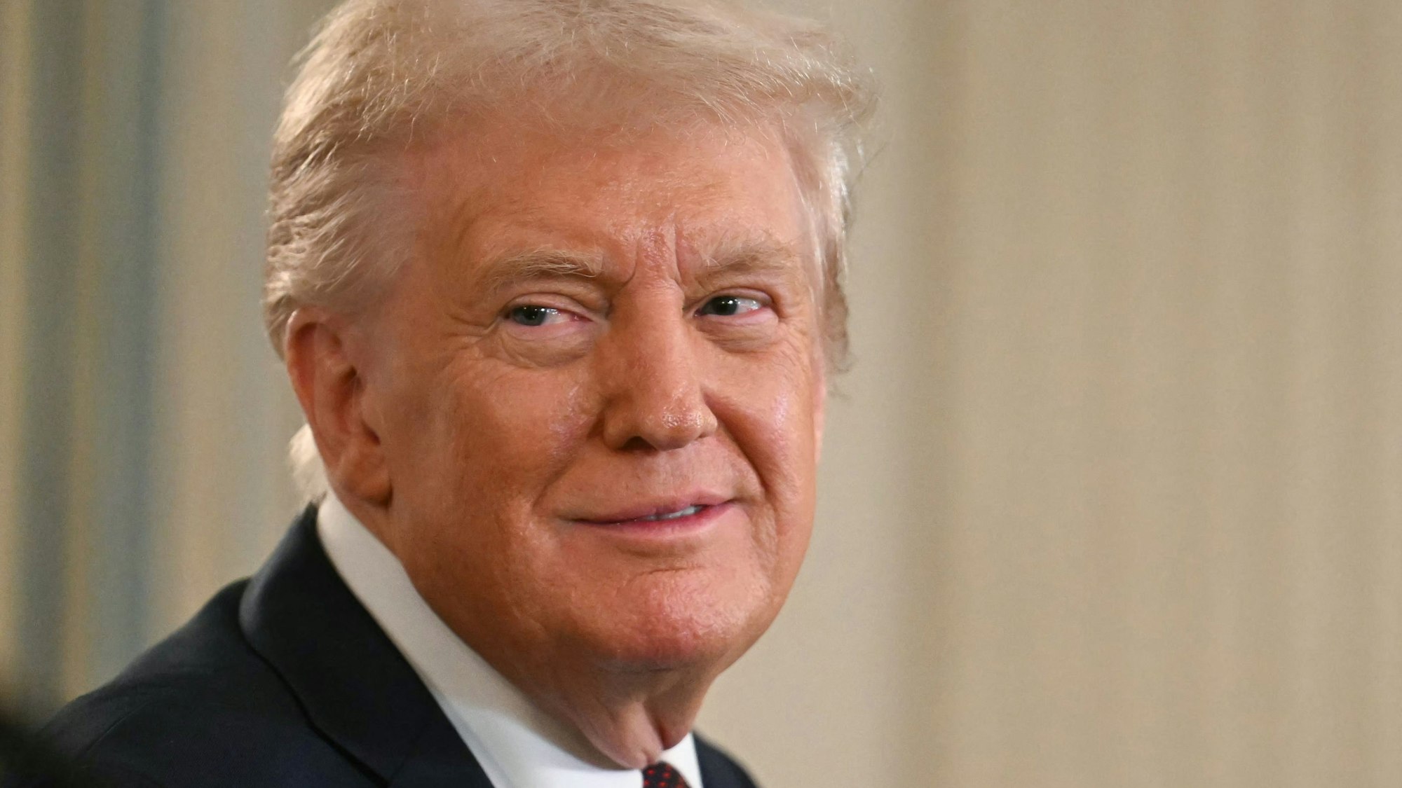 US-Präsident lächelt bei einem Termin im Weißen Haus. Israel und die Hamas haben dem Friedensplan des US-Präsidenten zugestimmt. (Archivbild)