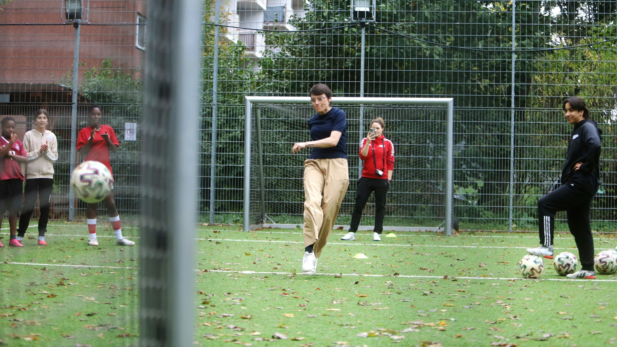 NRW-Familienministerin Josefine Paul (Grüne) besucht das Training der „Scoring Girls“ in Köln - und verwandelt einen Elfmeter.