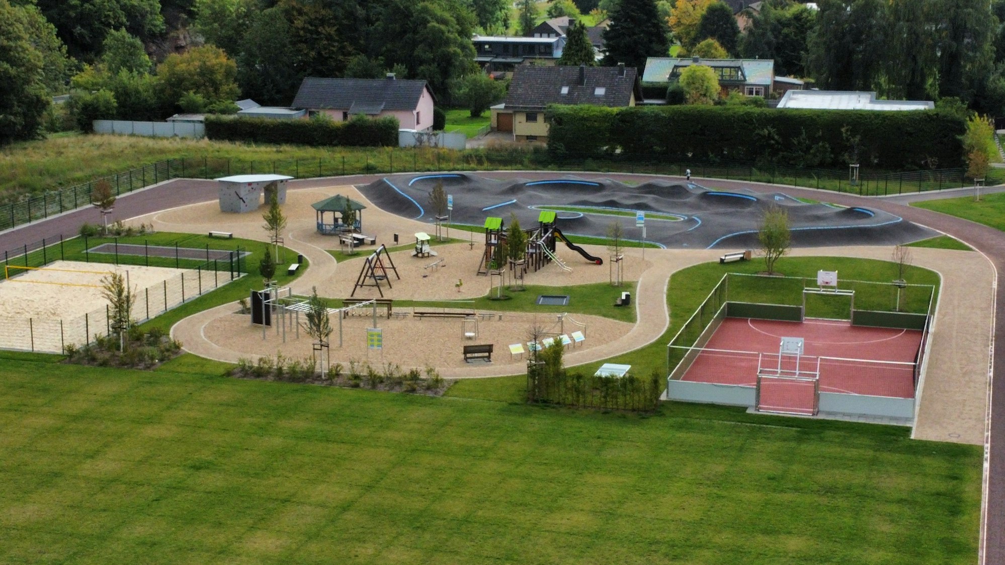 Blick aus der Vogelperspektive auf die Spiel- und Sportfläche.