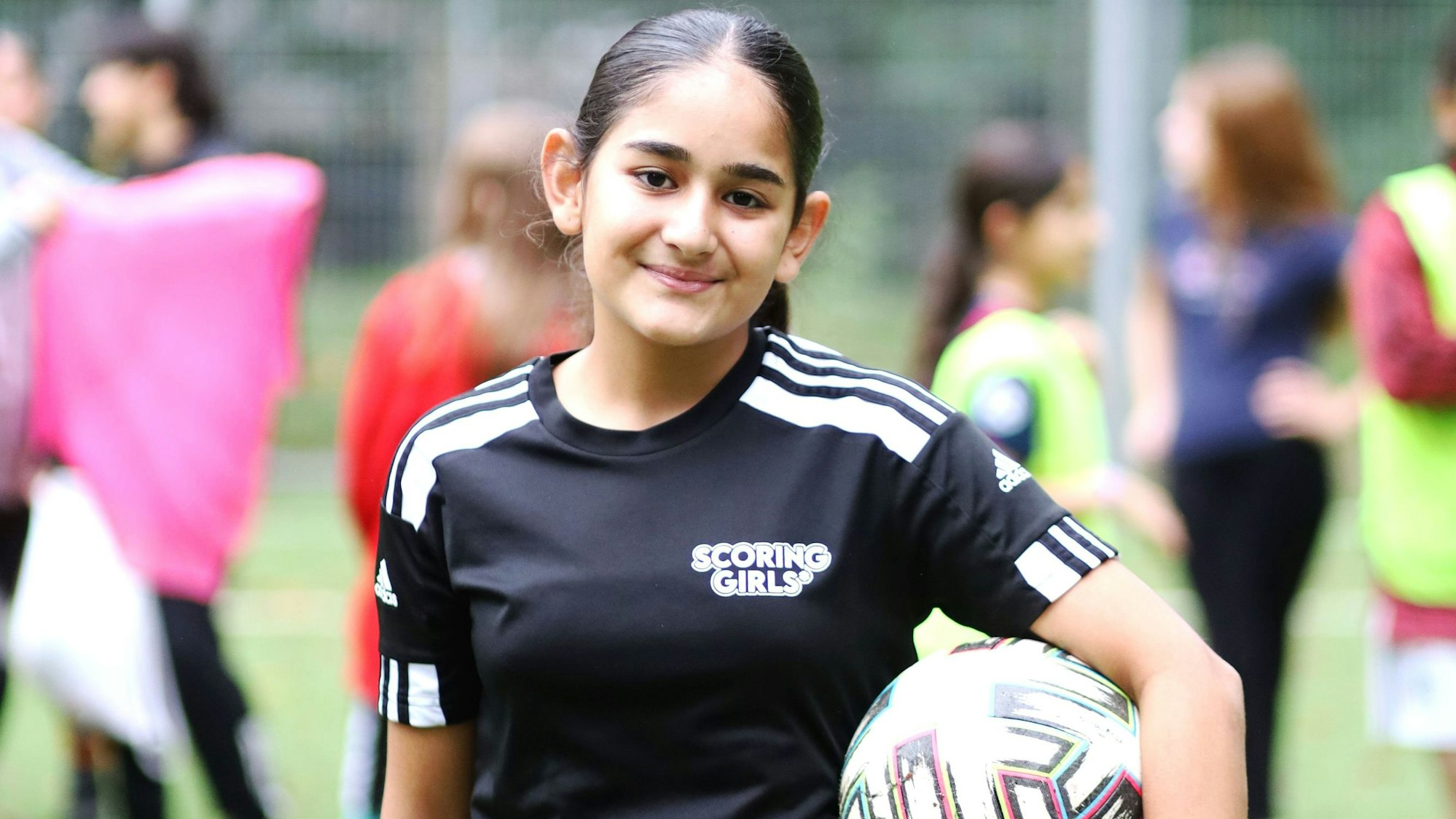 Lilyan trainiert bei den „Scoring Girls“ in Gremberghoven - und ist in Englisch besser geworden.