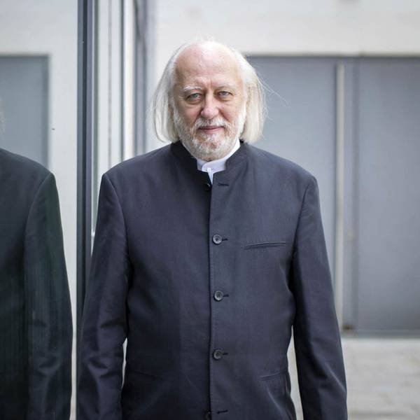 Dieses Foto wurde am 26. Juli 2021 aufgenommen und zeigt den ungarischen Schriftsteller Laszlo Krasznahorkai, der anlässlich der Verleihung des Österreichischen Staatspreises für Europäische Literatur 2021 in Salzburg für ein Foto posiert. Der ungarische Schriftsteller Laszlo Krasznahorkai, der am 9. Oktober 2025 den Nobelpreis für Literatur 2025 erhielt, wird als postmoderner „Meister der Apokalypse” bezeichnet.