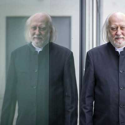 Dieses Foto wurde am 26. Juli 2021 aufgenommen und zeigt den ungarischen Schriftsteller Laszlo Krasznahorkai, der anlässlich der Verleihung des Österreichischen Staatspreises für Europäische Literatur 2021 in Salzburg für ein Foto posiert. Der ungarische Schriftsteller Laszlo Krasznahorkai, der am 9. Oktober 2025 den Nobelpreis für Literatur 2025 erhielt, wird als postmoderner „Meister der Apokalypse” bezeichnet.