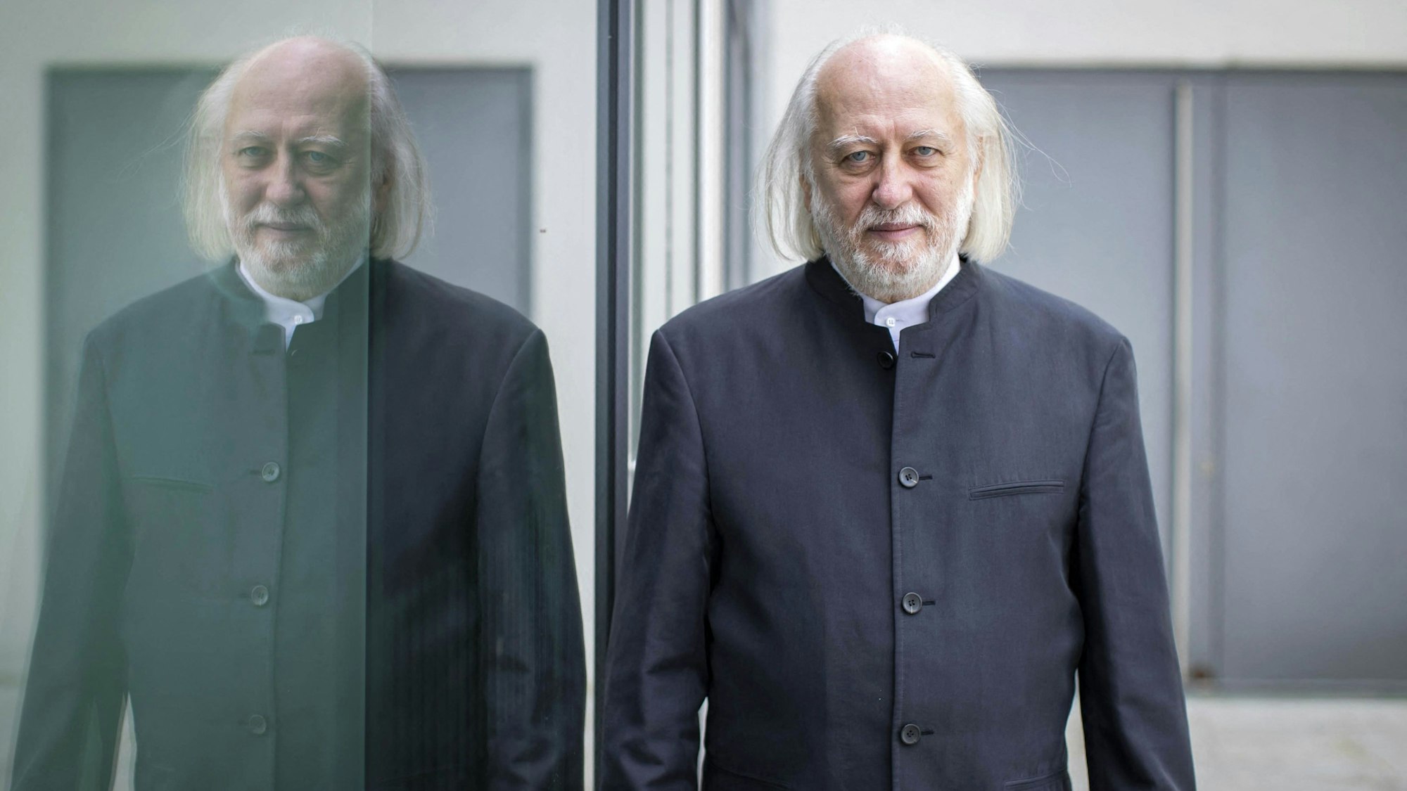 Dieses Foto wurde am 26. Juli 2021 aufgenommen und zeigt den ungarischen Schriftsteller Laszlo Krasznahorkai, der anlässlich der Verleihung des Österreichischen Staatspreises für Europäische Literatur 2021 in Salzburg für ein Foto posiert. Der ungarische Schriftsteller Laszlo Krasznahorkai, der am 9. Oktober 2025 den Nobelpreis für Literatur 2025 erhielt, wird als postmoderner „Meister der Apokalypse” bezeichnet.