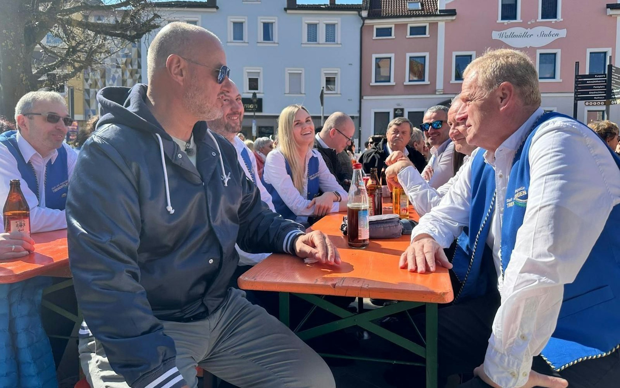 Zur Neuröffnung organisiert der Profi-Koch ein Straßenfest. (Bild: Kabel Eins)