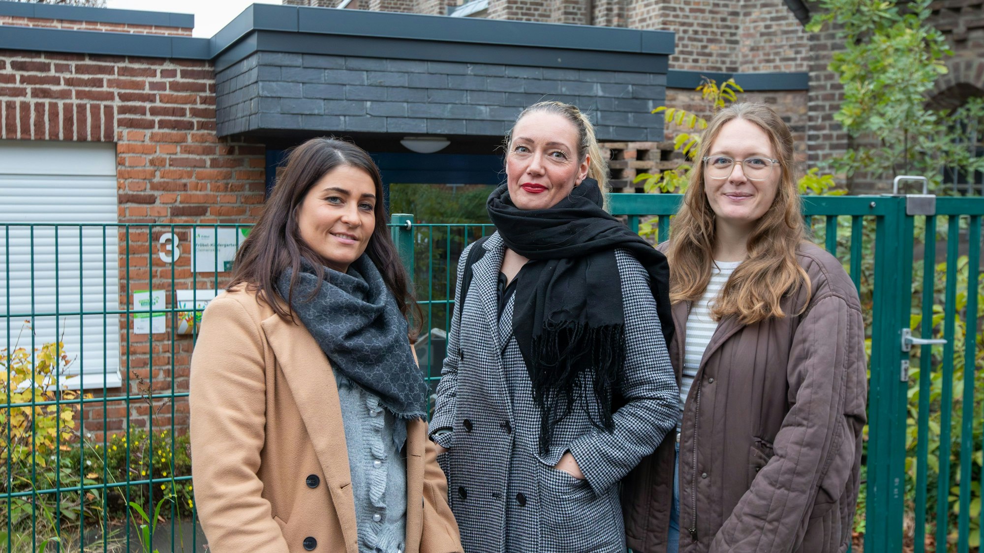 Daniela Wenzel, Jasmin Leukel und Veronique Siefert (v.l.) setzen sich für die Kita in Porz-Langel ein.