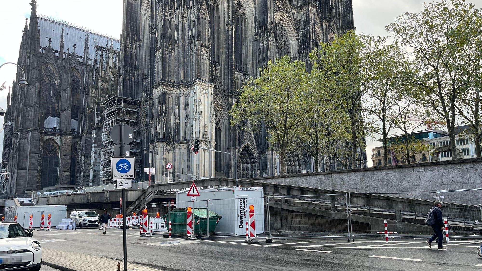 Welterbe mit Container: So sieht es derzeit am Kölner Dom aus.