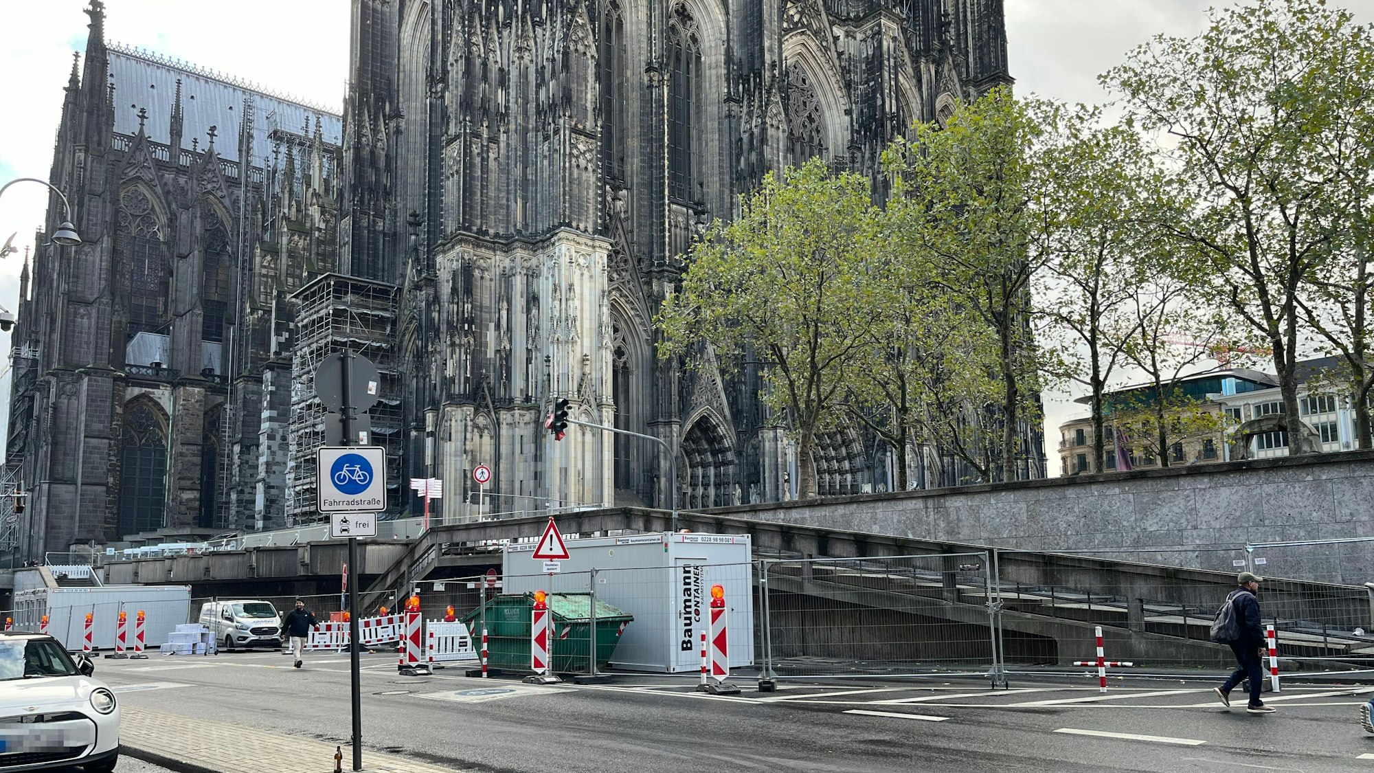 Welterbe mit Container: So sieht es derzeit am Kölner Dom aus.