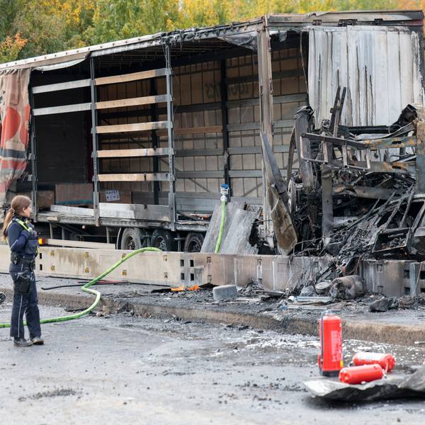 Das Bild zeigt Einsatzkräfte der Feuerwehr und der Polizei sind an der Unfallstelle, nachdem zwischen der Anschlussstelle Wahn und Lind auf der A59 mehrere Fahrzeuge kollidiert sind. Foto: Thomas Banneyer/dpa