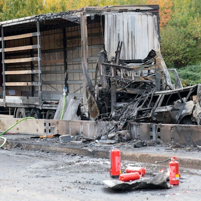Das Bild zeigt Einsatzkräfte der Feuerwehr und der Polizei sind an der Unfallstelle, nachdem zwischen der Anschlussstelle Wahn und Lind auf der A59 mehrere Fahrzeuge kollidiert sind. Foto: Thomas Banneyer/dpa