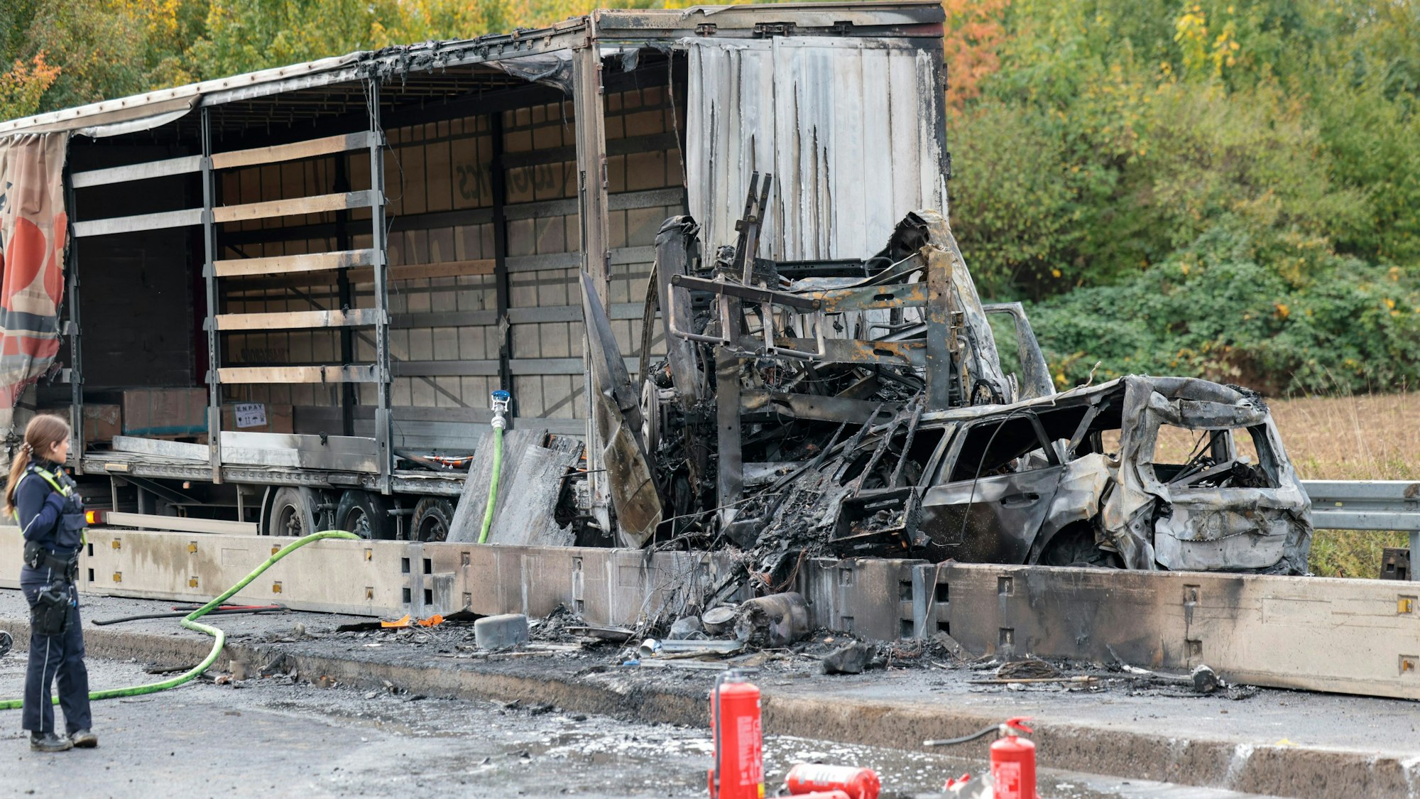 Das Bild zeigt Einsatzkräfte der Feuerwehr und der Polizei sind an der Unfallstelle, nachdem zwischen der Anschlussstelle Wahn und Lind auf der A59 mehrere Fahrzeuge kollidiert sind. Foto: Thomas Banneyer/dpa