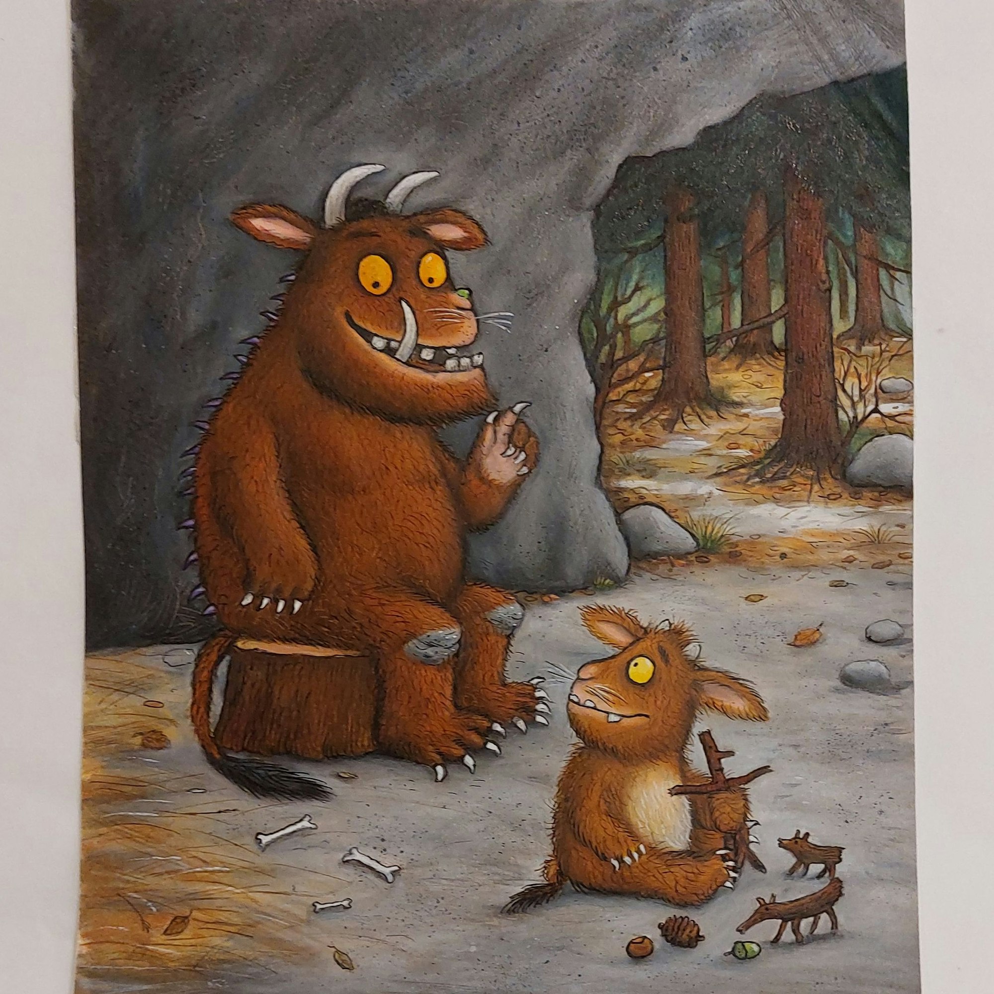 Eine große und eine kleine zotige Märchenfigur in einer Höhle.