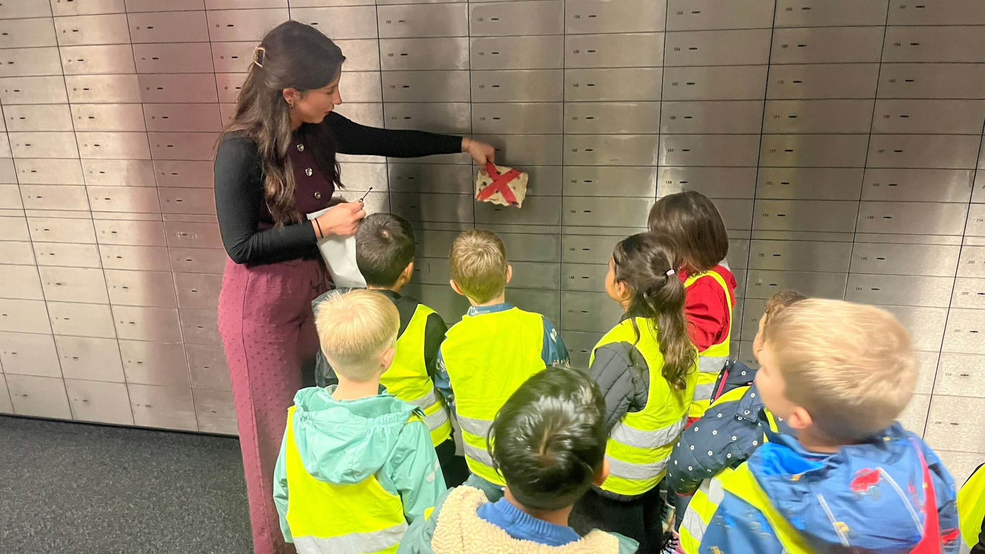 Das Kreuz an einem Schließfach führte schließlich zum Schatz.