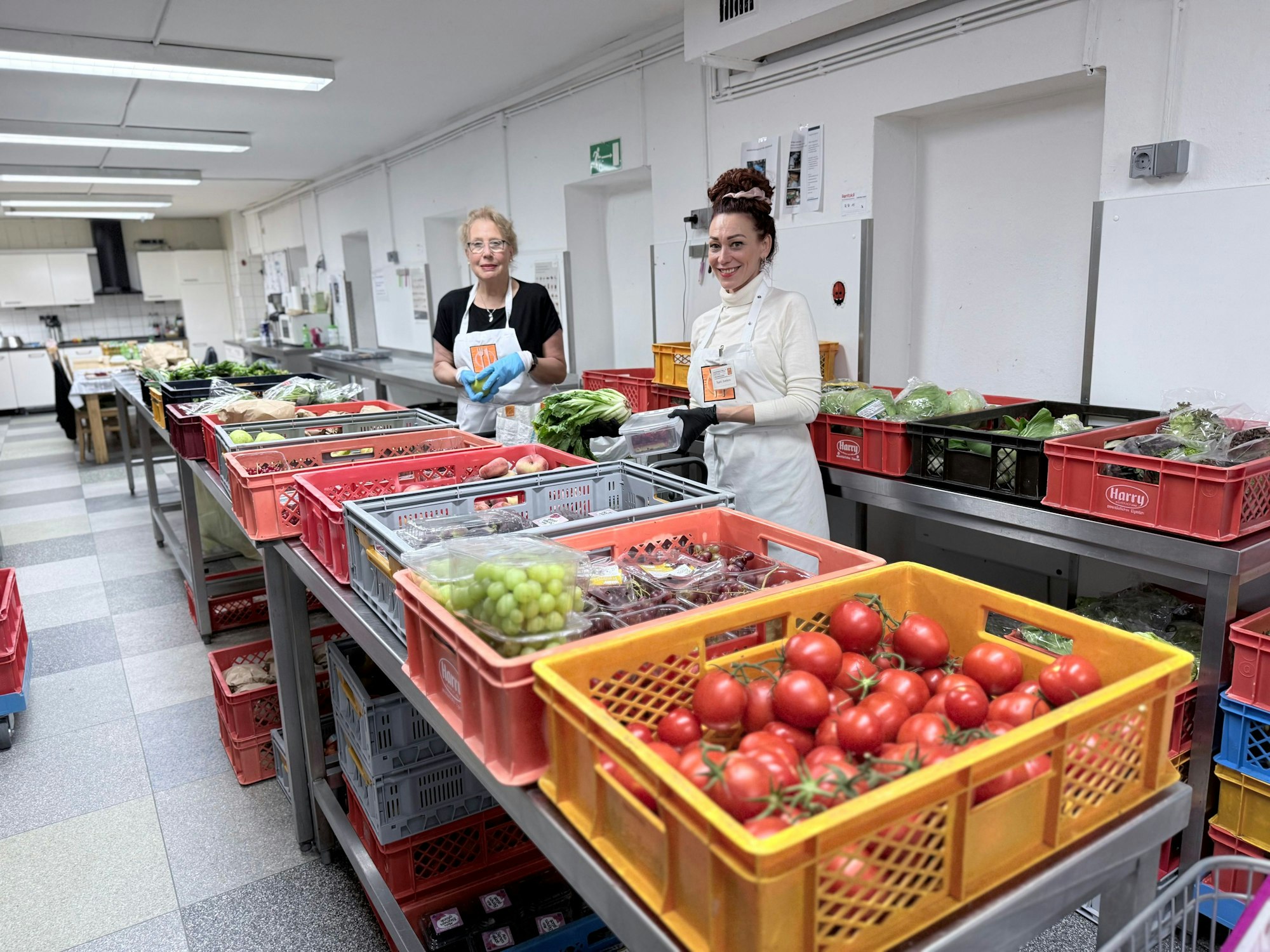 Svetlana Tsakh (vorne) und Ute Sauer im Lager der Tagel im Wiesdorfer Bunker.