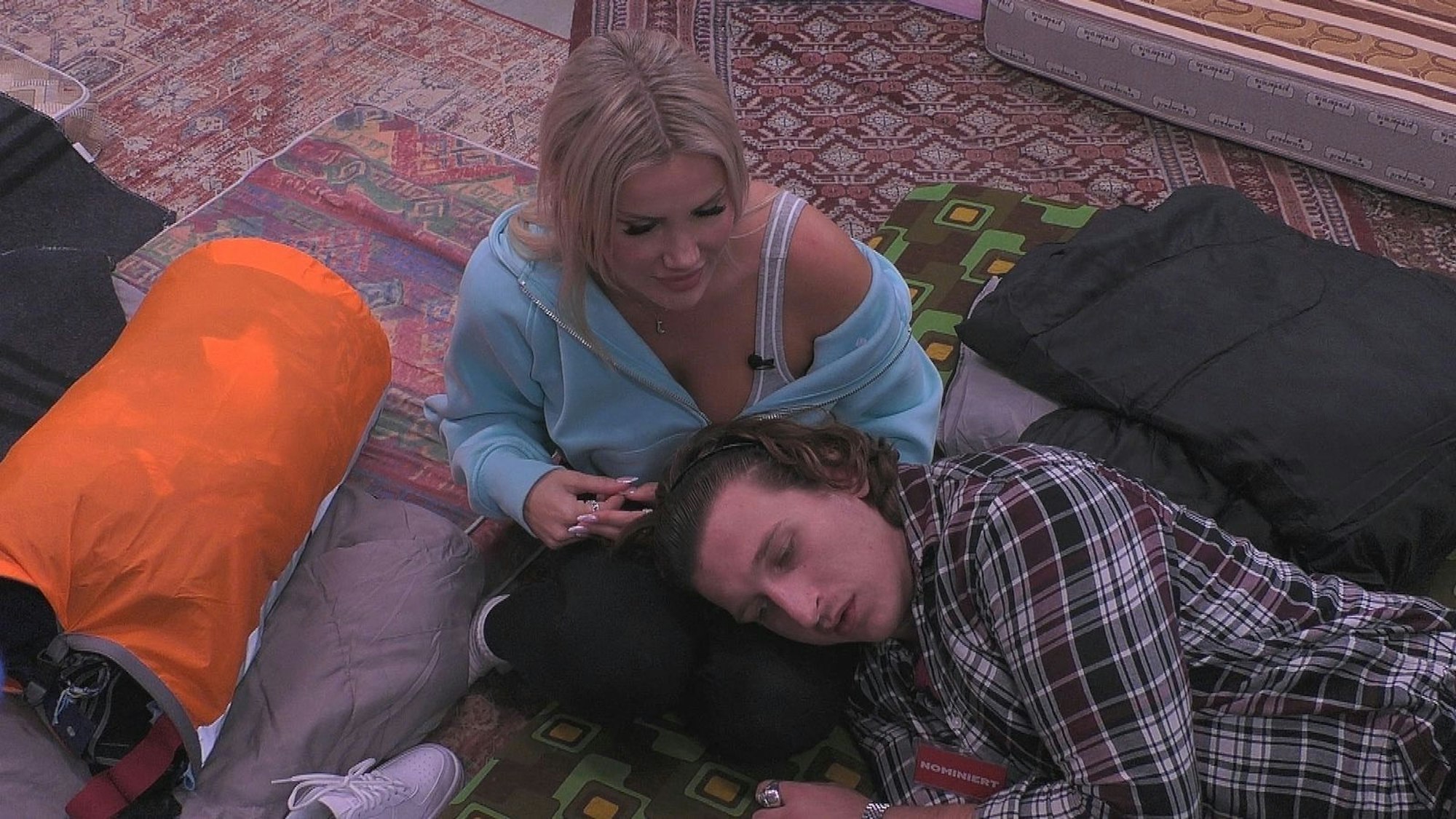 Bahnt sich da etwas an? Für Laura Blond ist Erik aka Satansbratan „ein Bro“, aber er gibt zu: „Ich glaube sie weiß, dass sie mir gefällt, sie ist ja auch die Hübscheste.“ (Bild: Joyn)