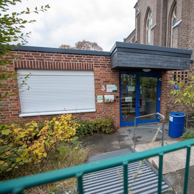 Blick auf den Eingang der Fröbel-Kita Clemenskids in Porz-Langel.