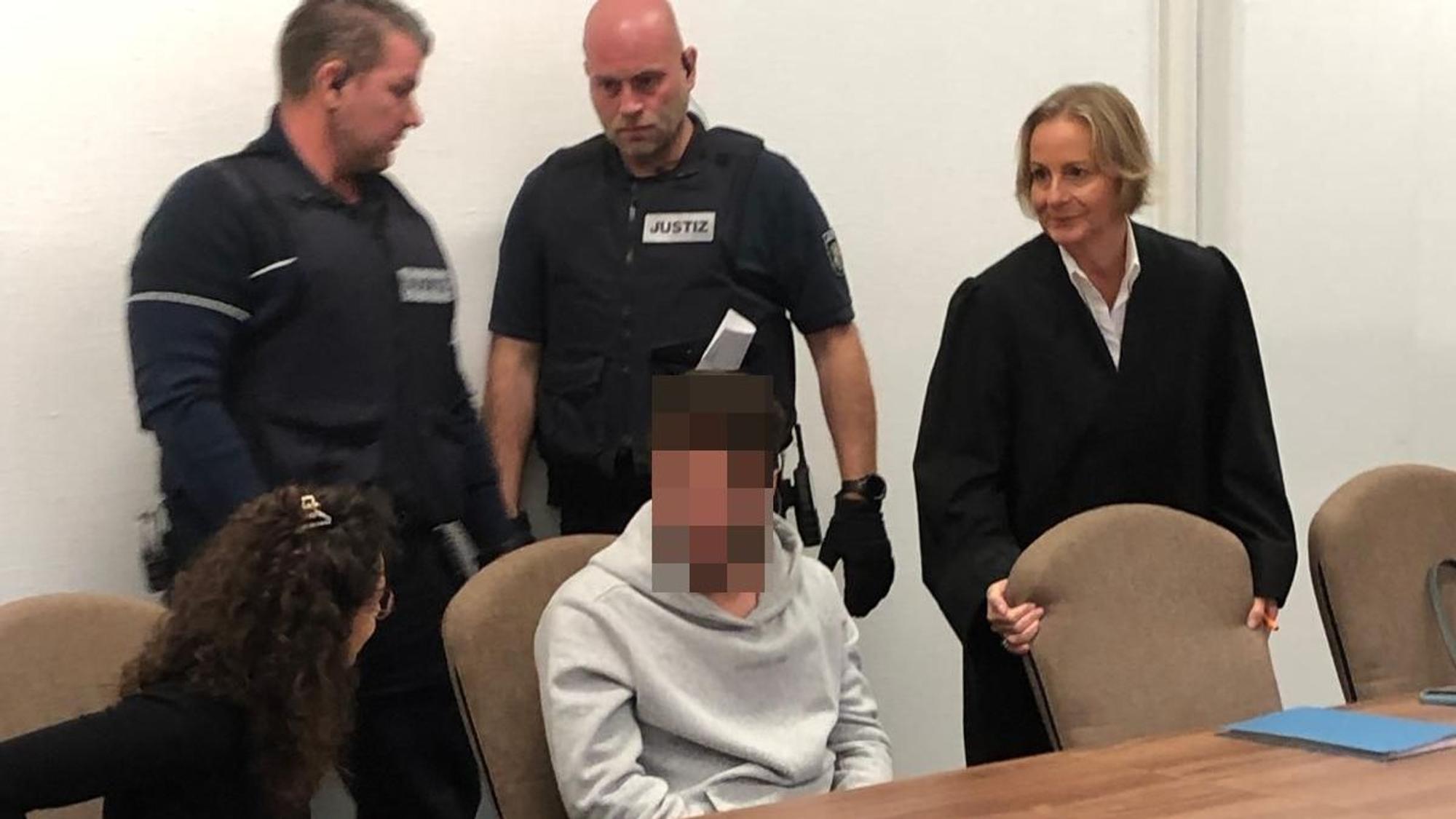 Das Foto zeigt einen verpixelten Angeklagten vor Gericht.