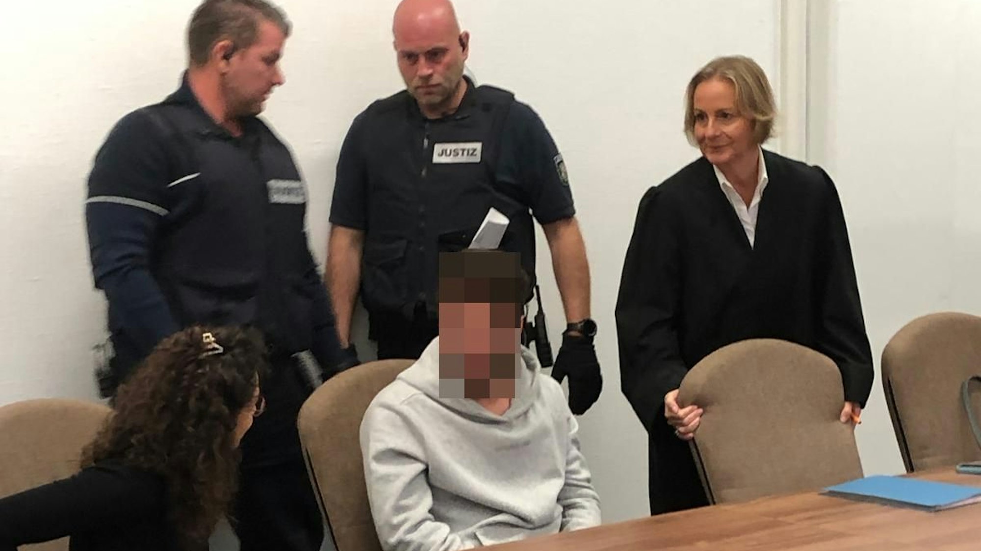 Das Foto zeigt einen verpixelten Angeklagten vor Gericht.