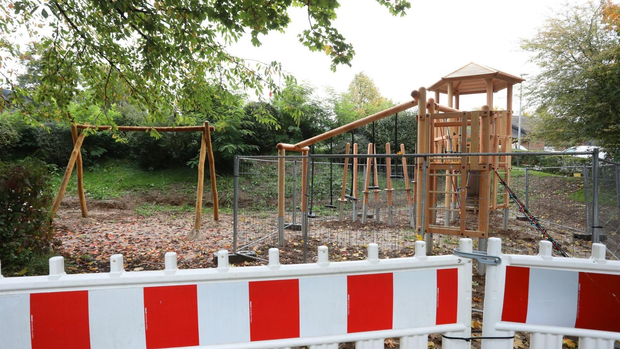 Eine Spiel- und Kletterlandschaft ist durch rot-weiße Baken abgesperrt.
