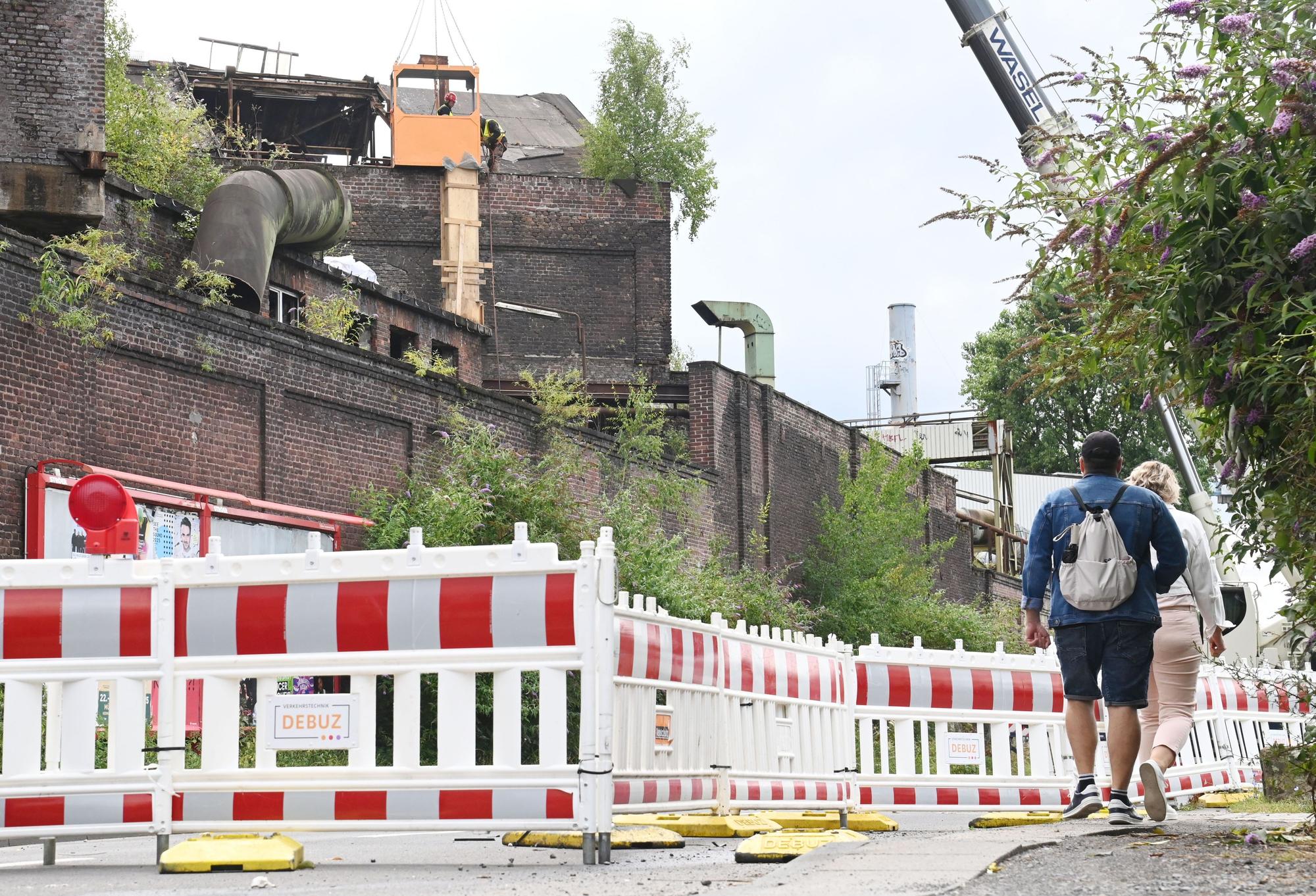 Im Auenweg ließ das Land im Juli einen Giebel der alten Fabrikgebäude absichern.