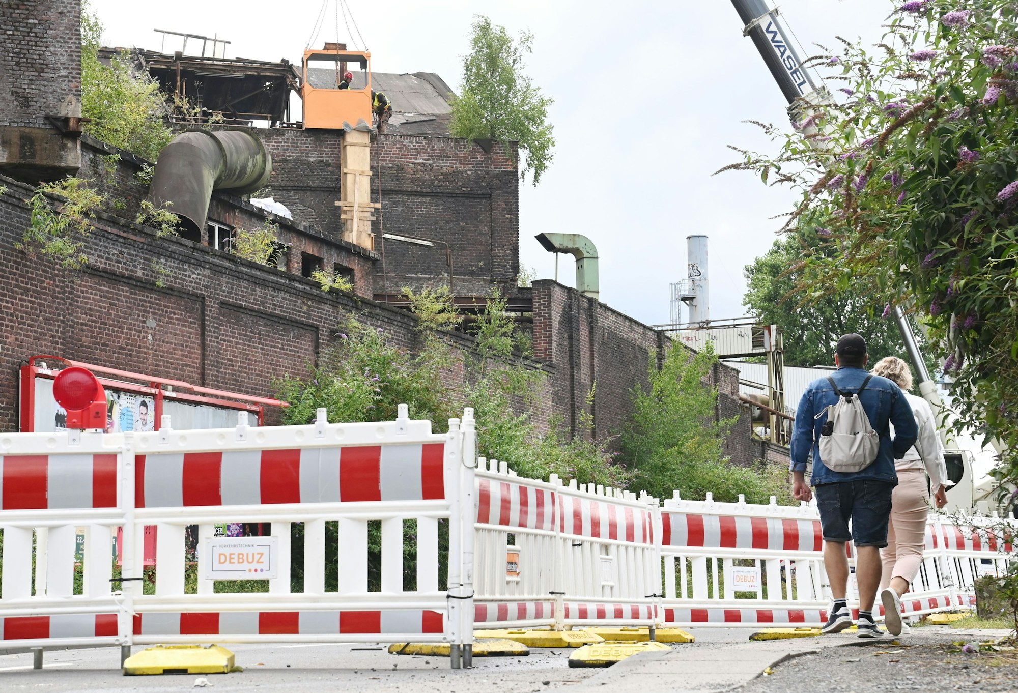Im Auenweg ließ das Land im Juli einen Giebel der alten Fabrikgebäude absichern.