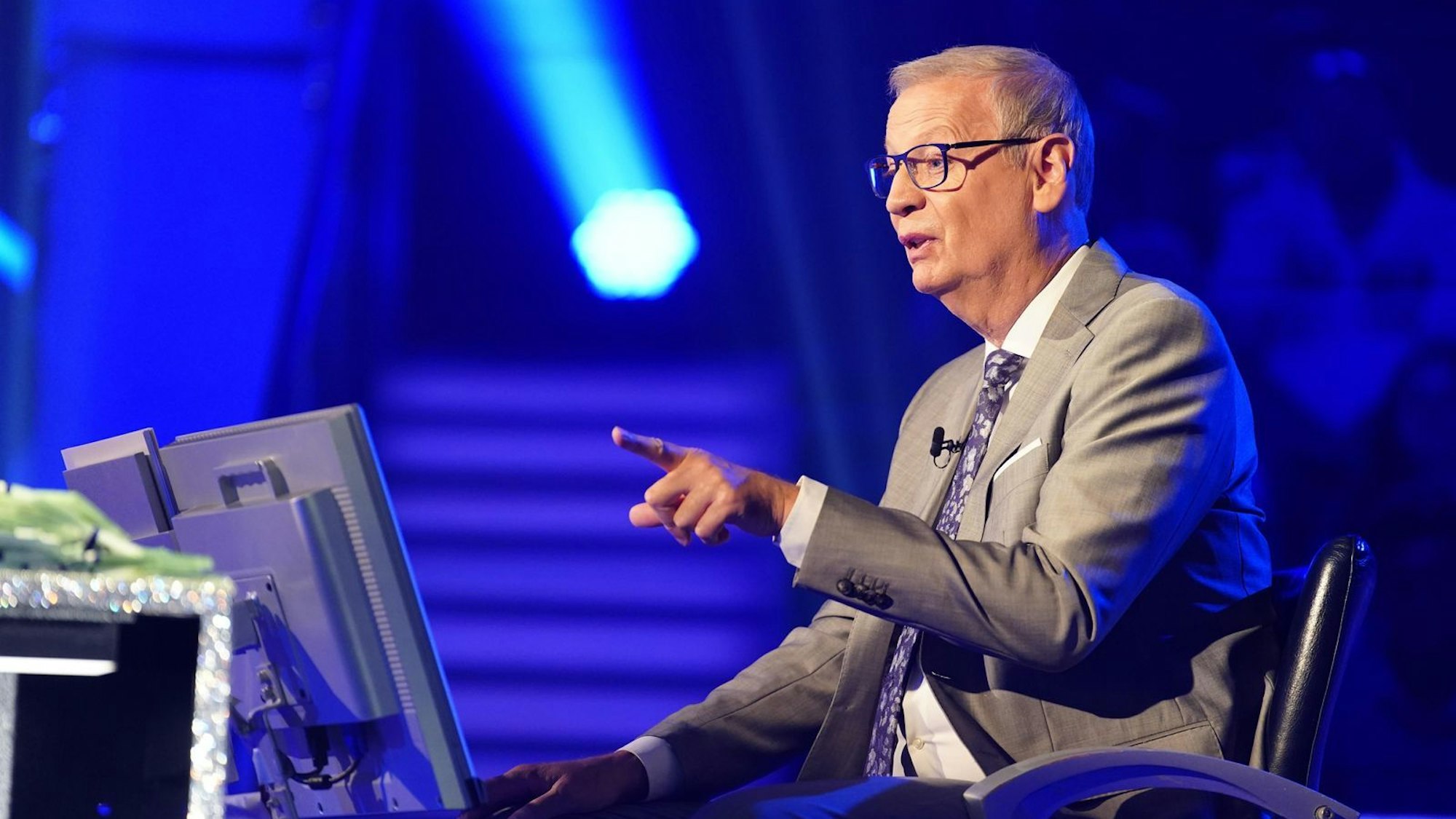 „Keiner ist unglücklicher ausgeschieden als Sie“, bedauert Günther Jauch die Fehlentscheidung des Kandidaten. (Bild: RTL / Stefan Gregorowius)