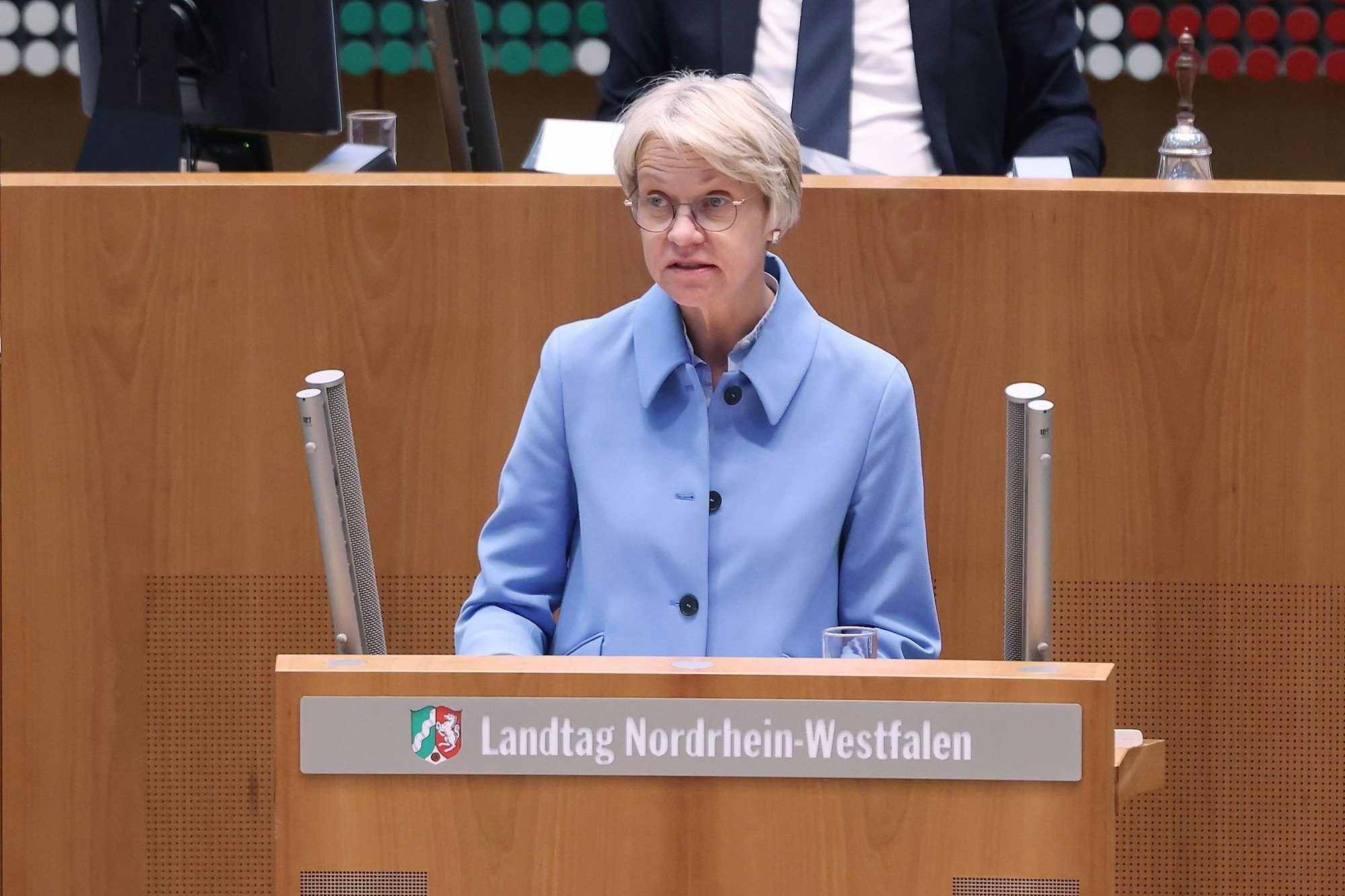 NRW-Schulministerin Dorothee Feller (CDU) lässt den Vorwurf der Vernachlässigung der Bildungsinvestitionen nicht auf sich sitzen. (Archivbild)