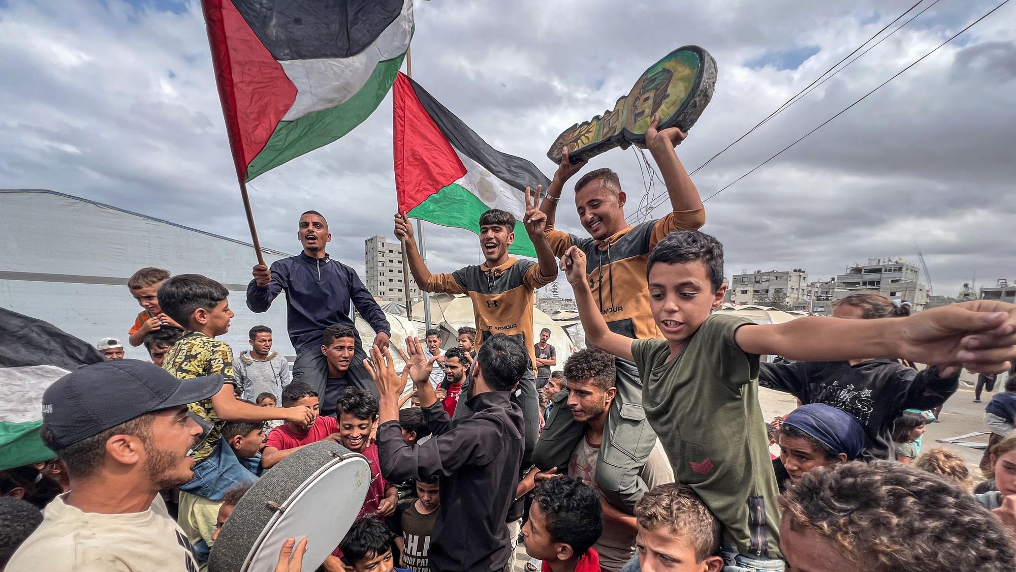 Palästinenser feiern im Lager Nusairat nach der Bekanntgabe, dass Israel und die Hamas der ersten Phase eines Friedensplans zur Unterbrechung der Kämpfe zugestimmt haben.