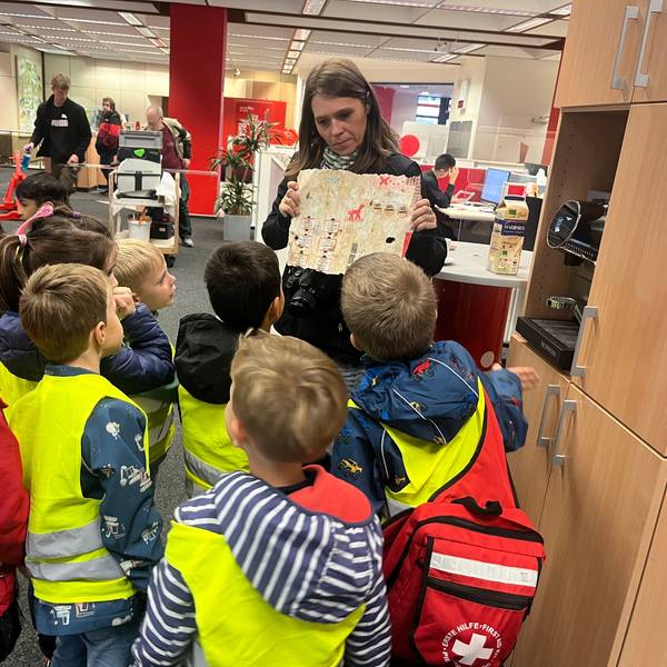 Die Adlergruppe des katholischen Kindergartens St. Patricius besuchte die Kreissparkasse in Eitorf, Erzieherin Jenny Schwarz zeigt die Schatzkarte.