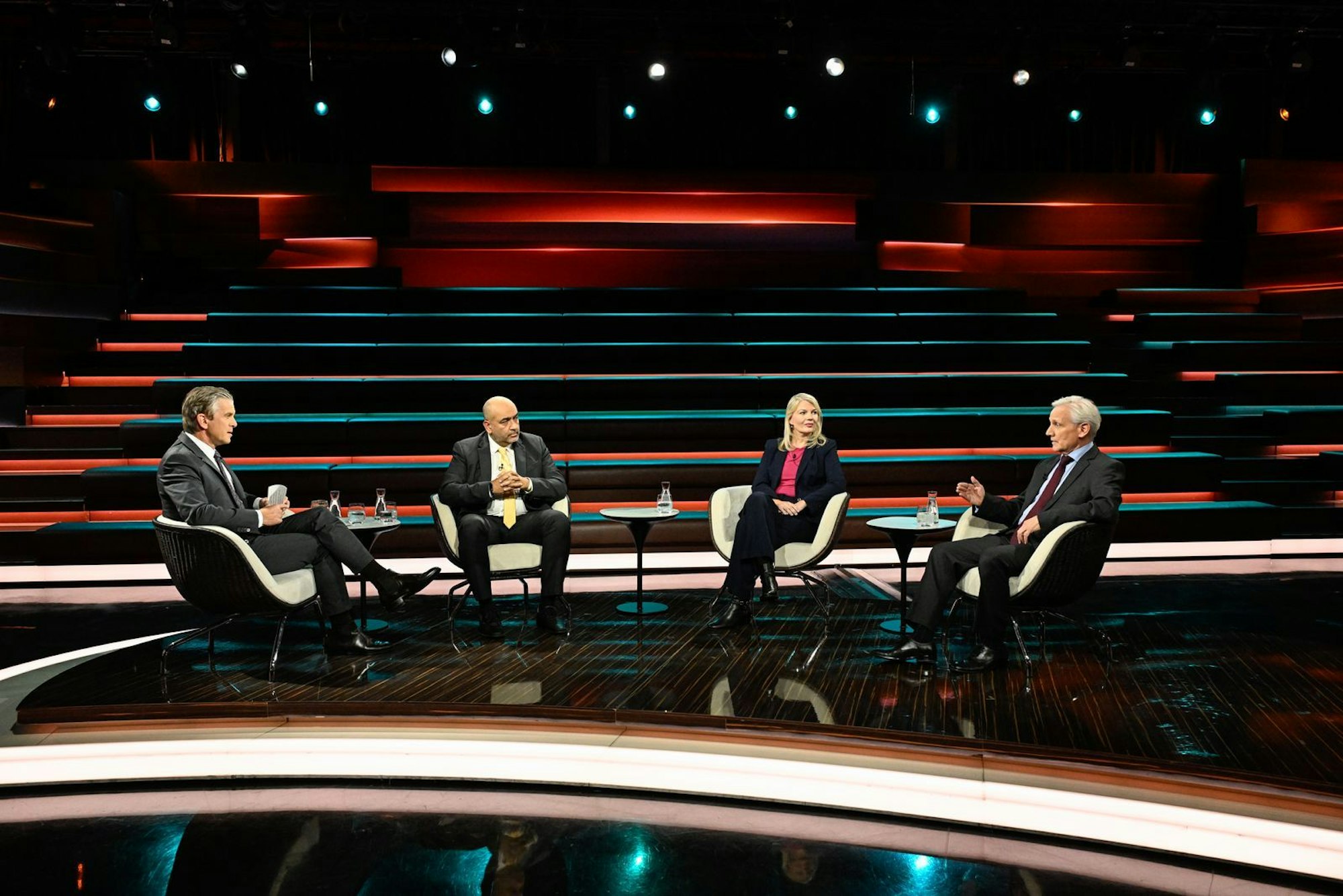 Im Studio diskutierte Markus Lanz am Mittwoch mit (von links) Omid Nouripour, Annett Meiritz und Jurist Kirk Junker. (Bild: ZDF / Markus Hertrich)