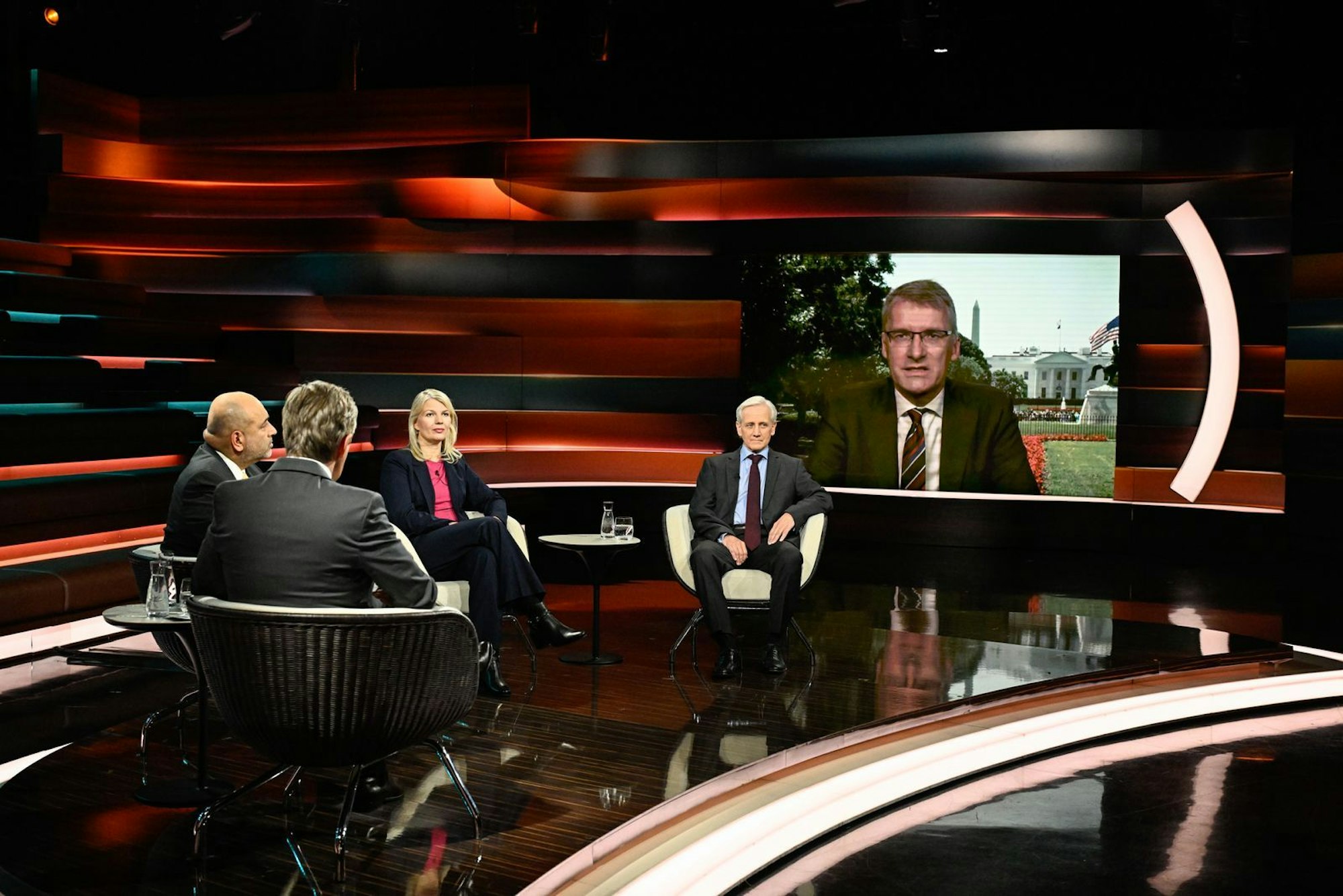 ZDF-Korrespondent Elmar Theveßen (rechts) warnte bei „Markus Lanz“ vor den schwerwiegenden Folgen, die der Einsatz texanischer Nationalgardisten in Illinois nach sich ziehen könnte. (Bild: ZDF / Markus Hertrich)