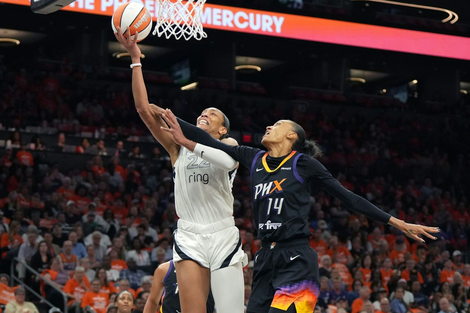 A'ja Wilson (links) erzielte den entscheidenden Korb für die Las Vegas Aces.
