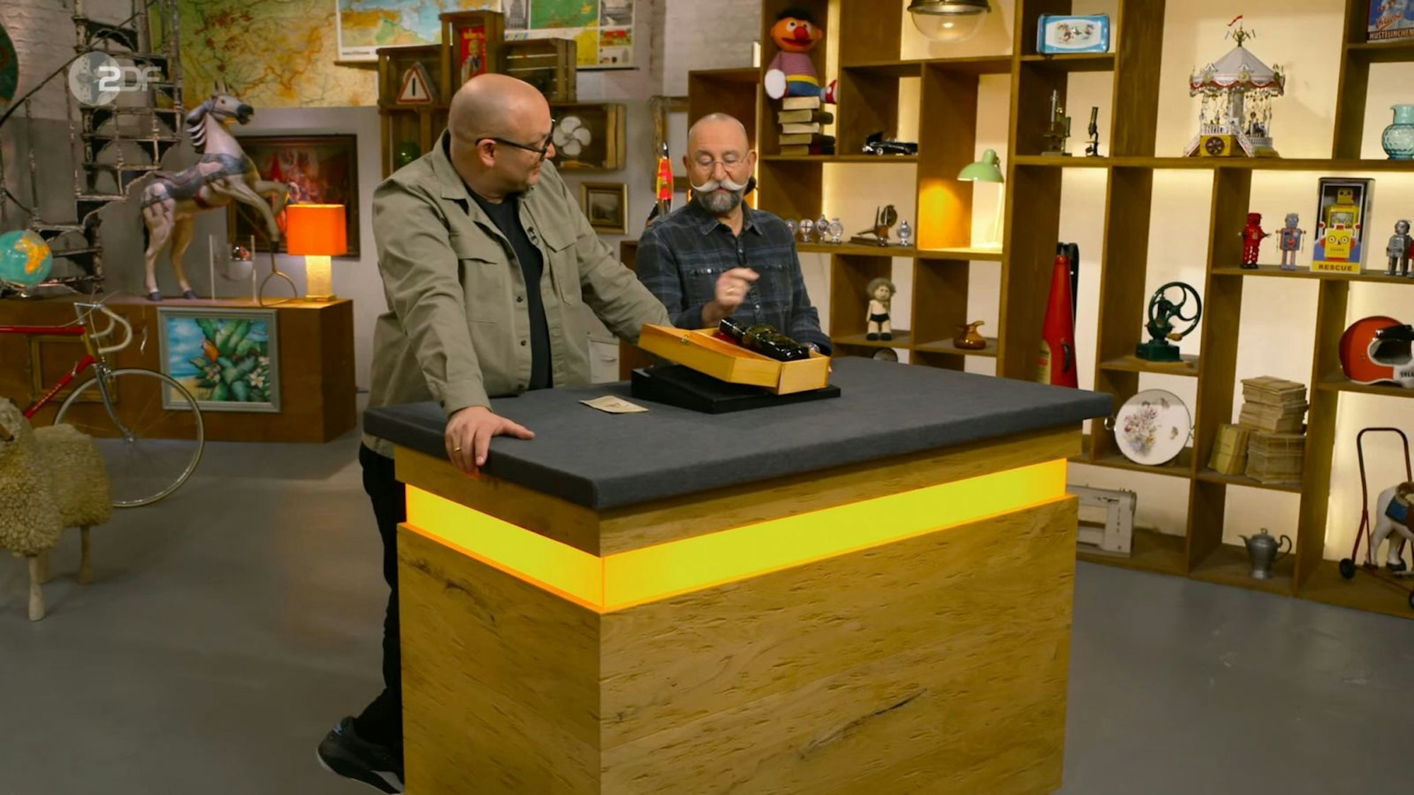 Eine Flasche Brandy machte Horst Lichter (rechts) durstig. (Bild: ZDF)