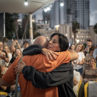Einav Zangauker (r), Mutter der israelischen Geisel Matan Zangauke, die von der Hamas festgehalten wird, feiert auf dem Geiselplatz in Tel Aviv, wo sich Menschen versammeln, um die Vereinbarung zwischen Israel und der Hamas zu feiern.