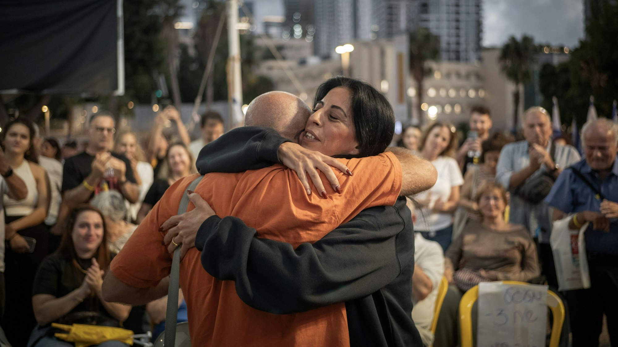 Einav Zangauker (r), Mutter der israelischen Geisel Matan Zangauke, die von der Hamas festgehalten wird, feiert auf dem Geiselplatz in Tel Aviv, wo sich Menschen versammeln, um die Vereinbarung zwischen Israel und der Hamas zu feiern.