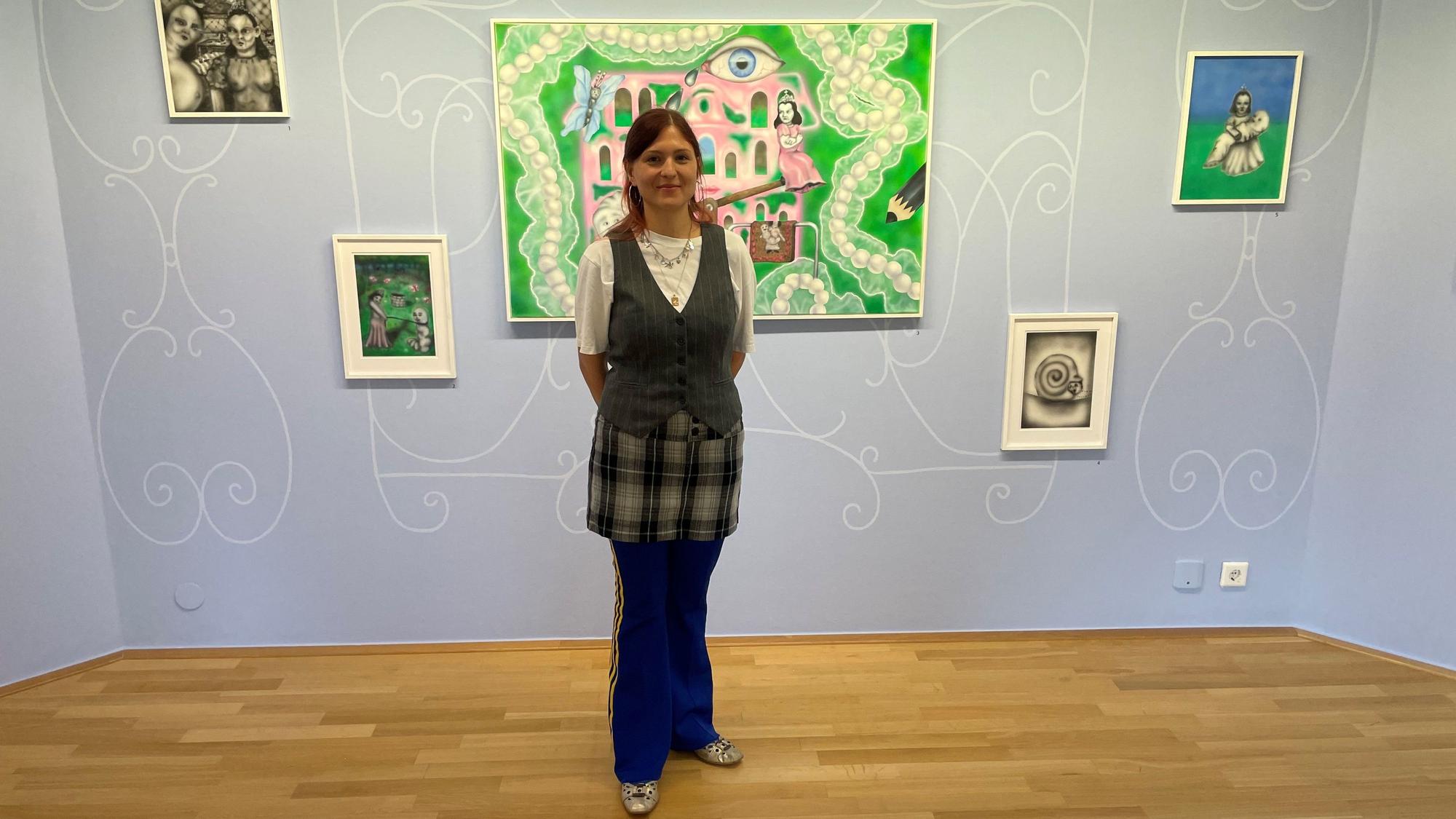 Julia Jesionek steht vor ihren Ausstellungswerken.