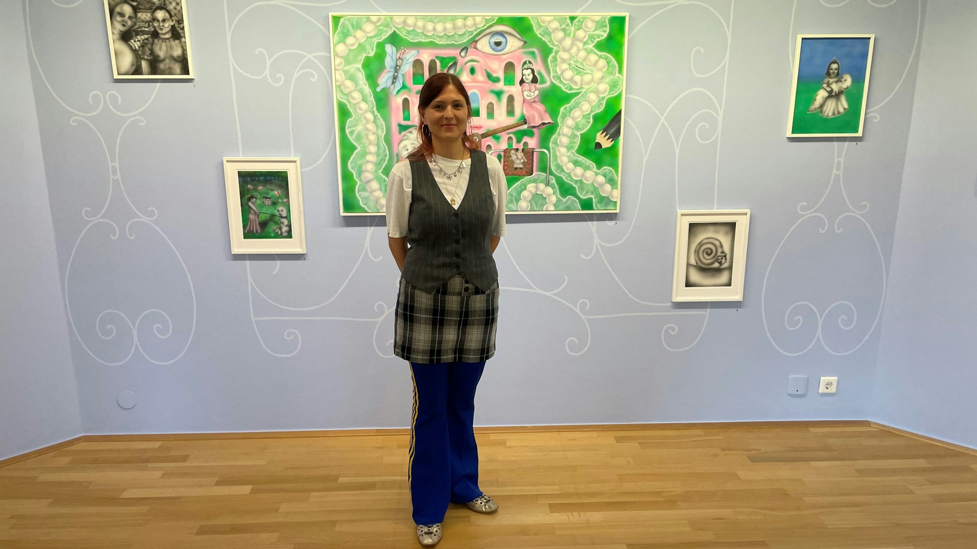 Julia Jesionek steht vor ihren Ausstellungswerken.