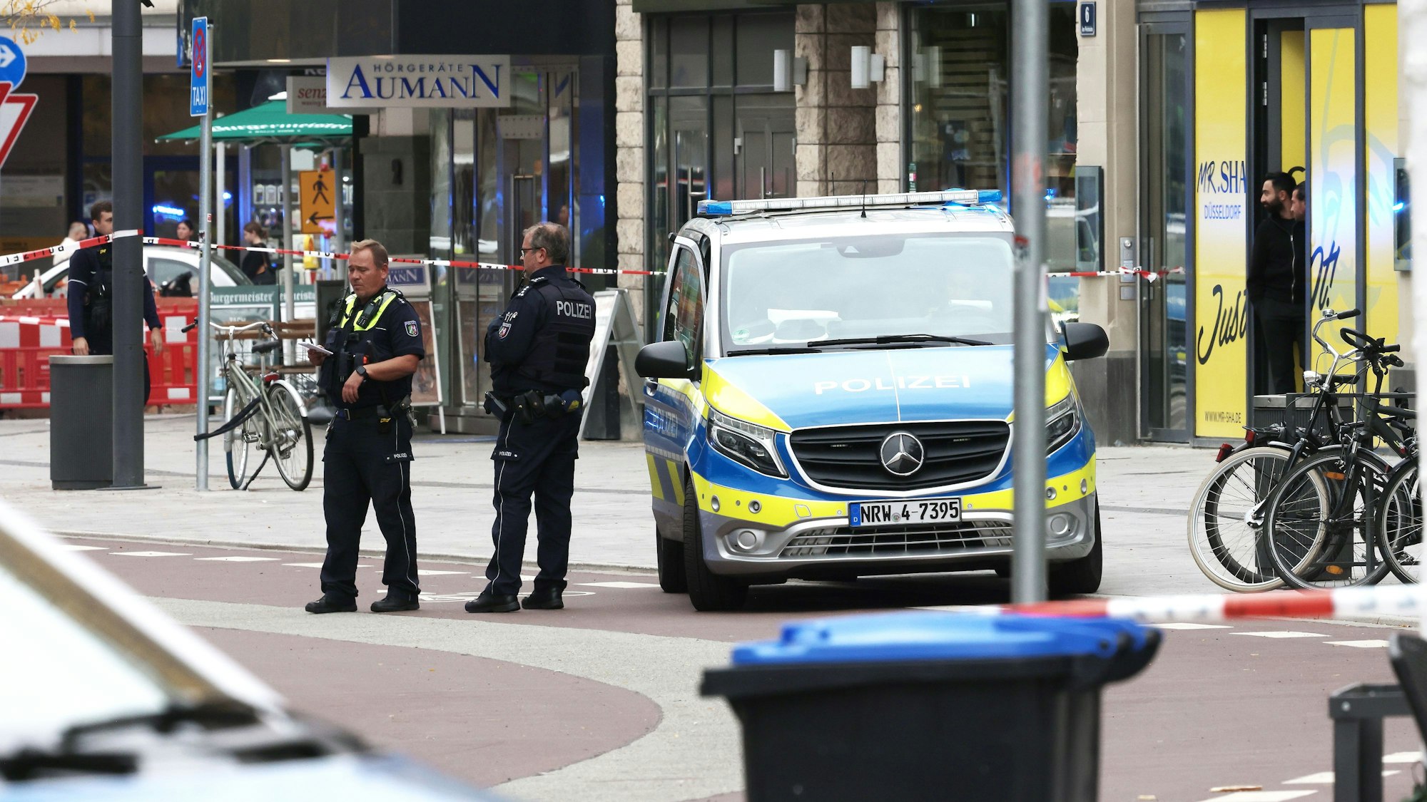 Einsatzkräfte der Polizei ermitteln in einem abgesperrten Bereich. Die Polizei hat in der Innenstadt auf einen bewaffneten Mann geschossen. Der Mann habe vor einem Schnellrestaurant an einer großen Einkaufstraße mit einer Waffe herumgefuchtelt, teilte die Polizei mit. Ob es sich um eine echte Schusswaffe oder eine Attrappe handelte, sei noch unklar.