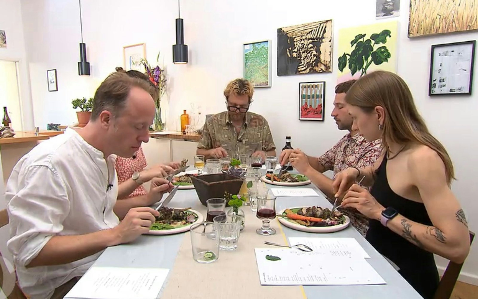 An Tag 4 der Vegan-Woche in Berlin trifft sich die Gruppe bei Stephen. (Bild: RTL)