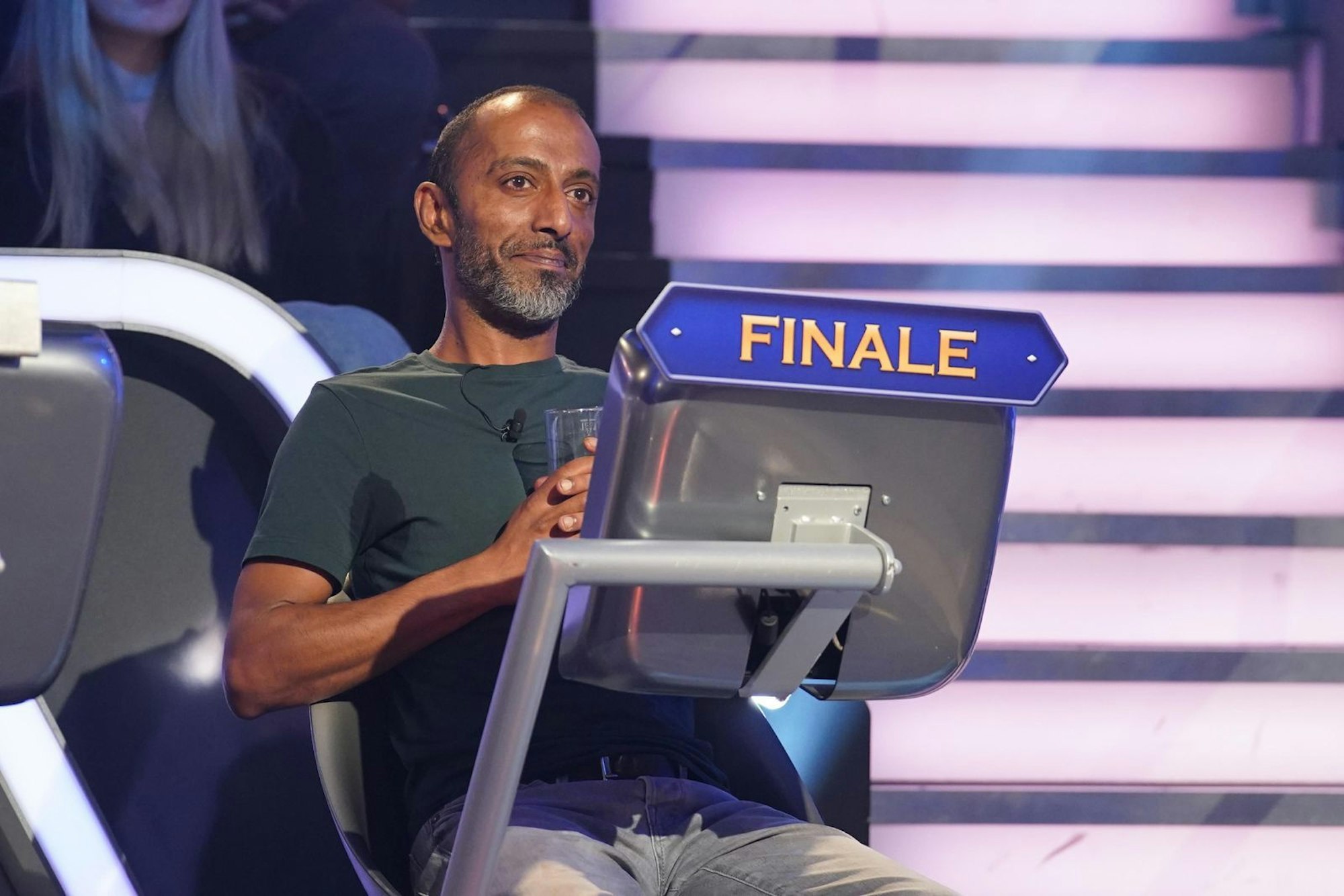 Mit einem Bierchen und 32.000 Euro schafft es Sanjeev Rajapreyar ins Finale. (Bild: RTL / Stefan Gregorowius)