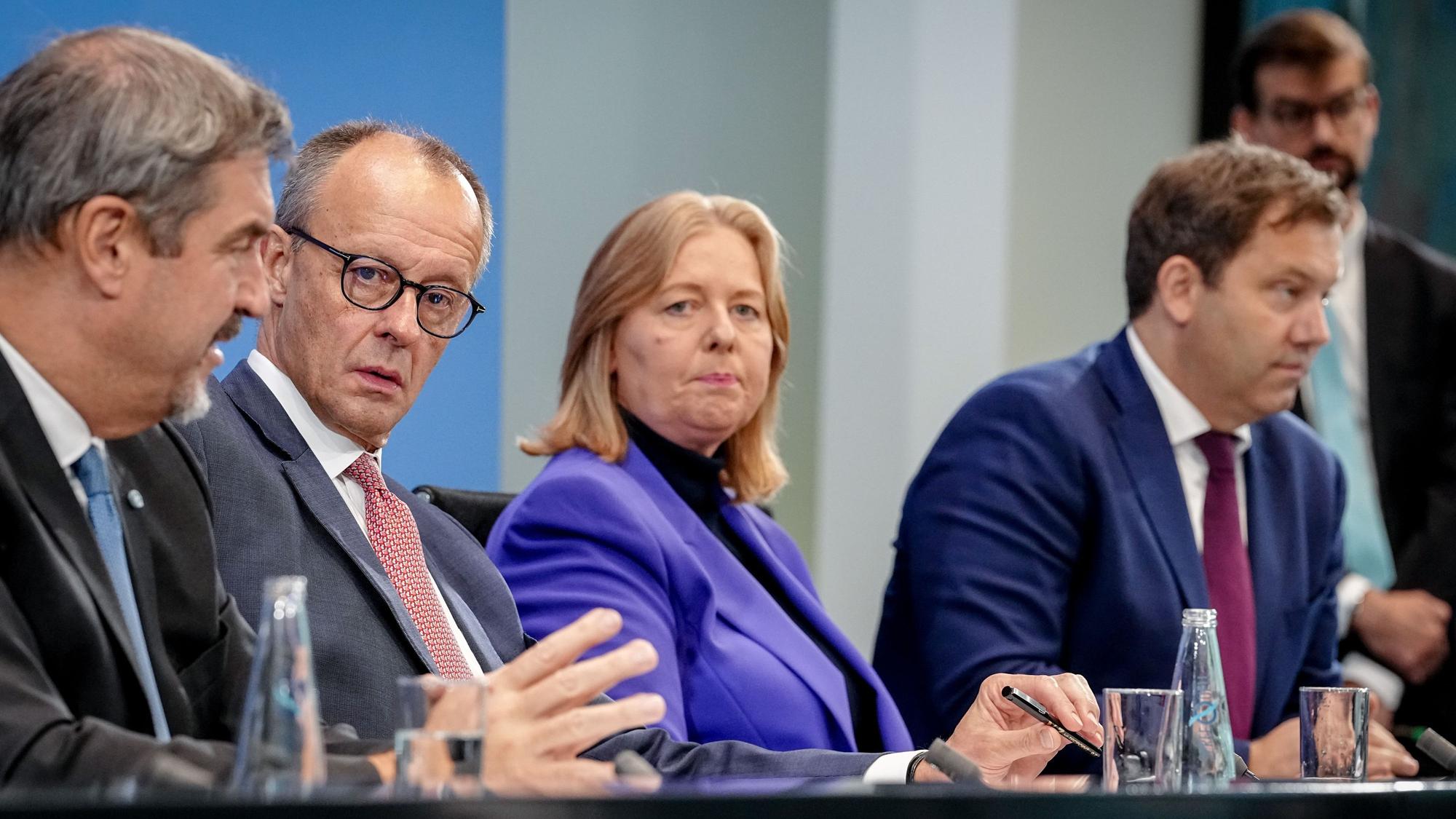 Markus Söder (v.l.n.r.), Friedrich Merz, Bärbel Bas und Lars Klingbeil geben am Donnerstag (9. Oktober) eine Pressekonferenz nach dem Koalitionsausschuss im Bundeskanzleramt.