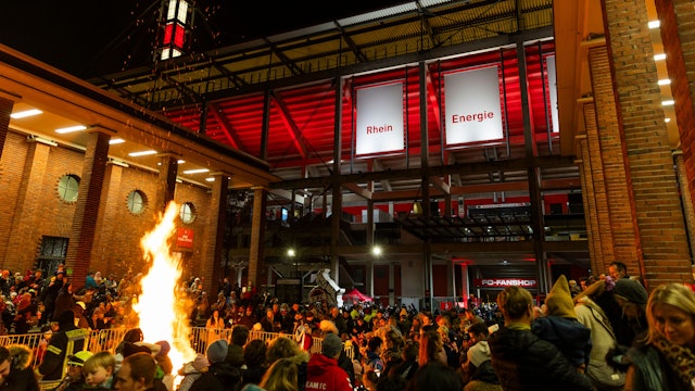 Sankt Martin mit Feuer beim 1. FC Köln am Stadion.