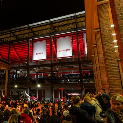 Sankt Martin mit Feuer beim 1. FC Köln am Stadion.