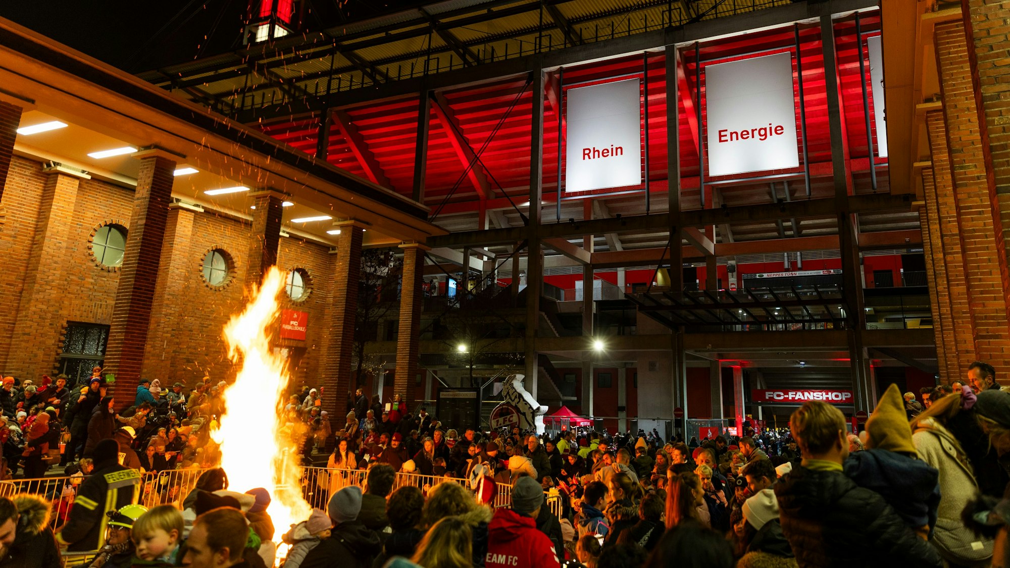 Sankt Martin mit Feuer beim 1. FC Köln am Stadion.