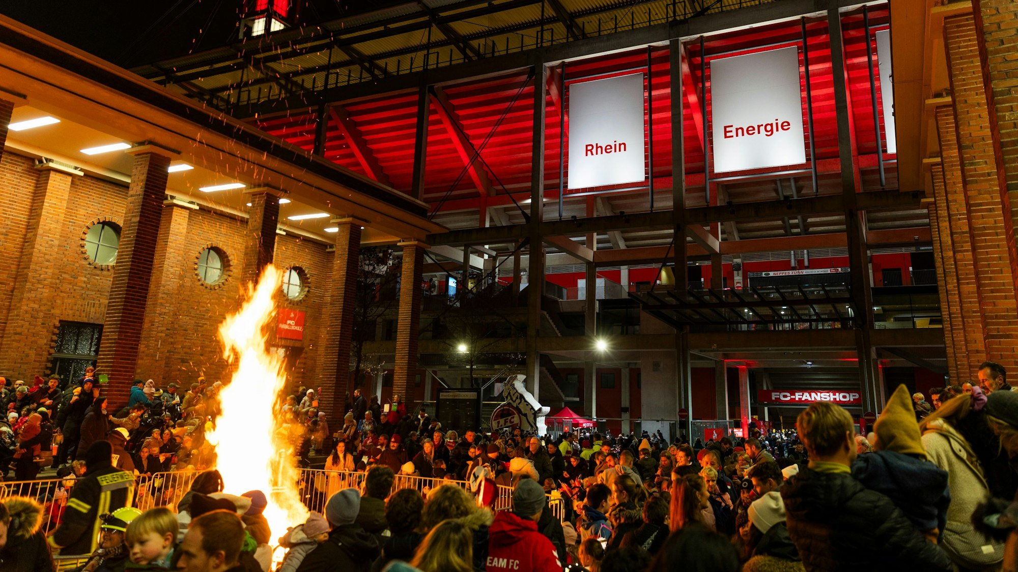 Sankt Martin mit Feuer beim 1. FC Köln am Stadion.