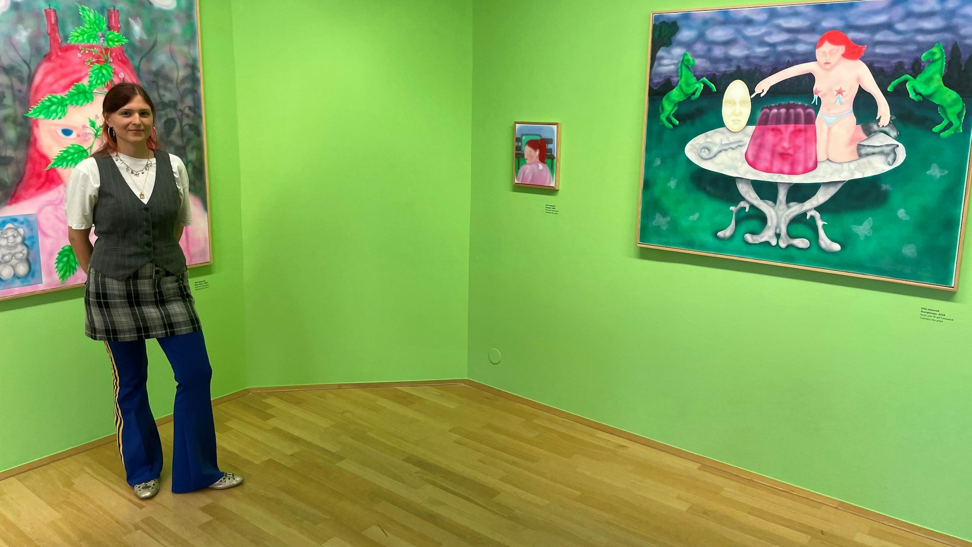 Julia Jesionek vor ihren Werken im Museum Morsbroich.