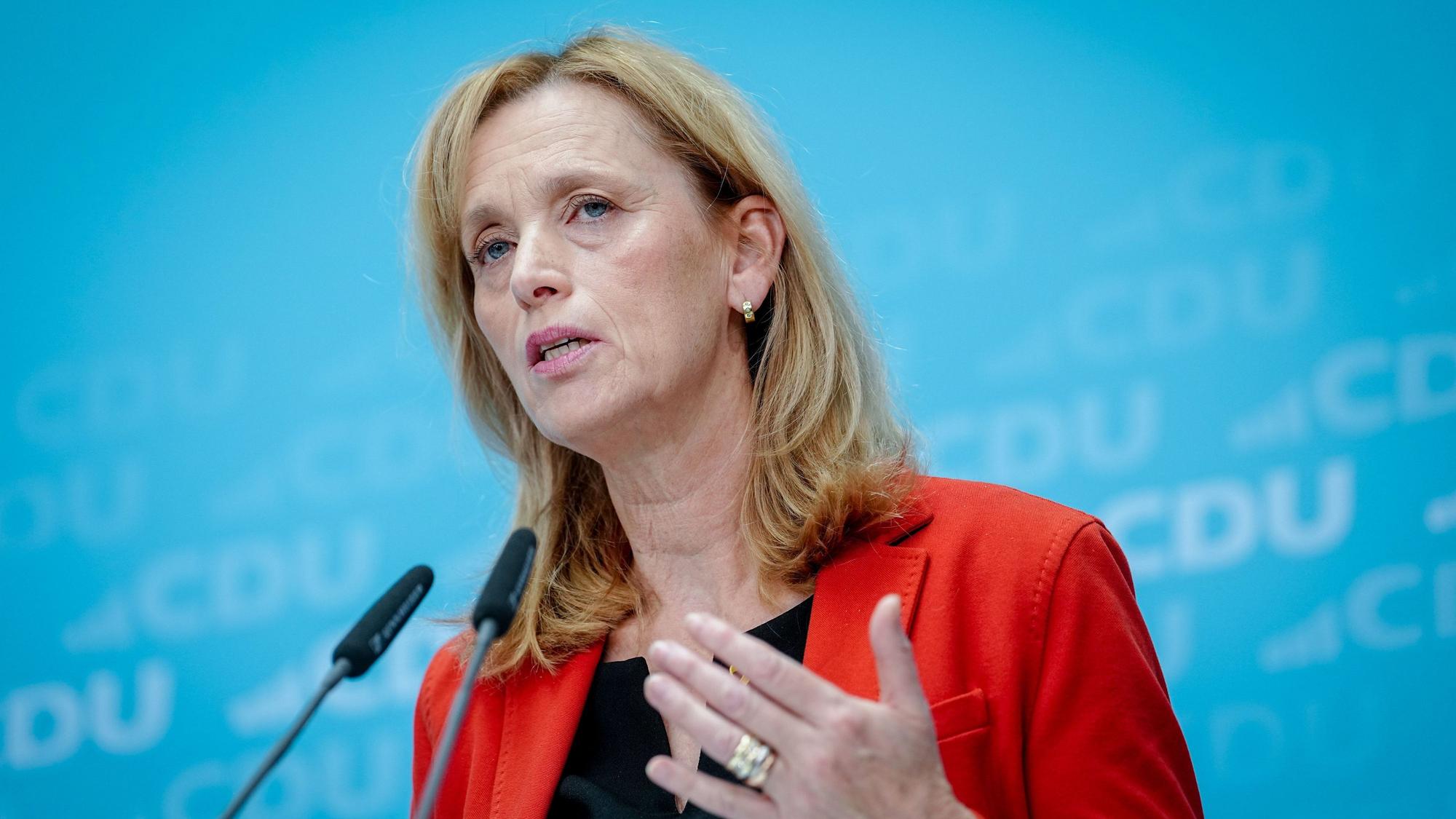Das Bild zeigt Karin Prien (CDU), Bundesministerin für Bildung, Familie, Senioren, Frauen und Jugend, bei einer Pressekonferenz nach einer Gremiumsitzung ihrer Partei. Foto: Kay Nietfeld/dpa