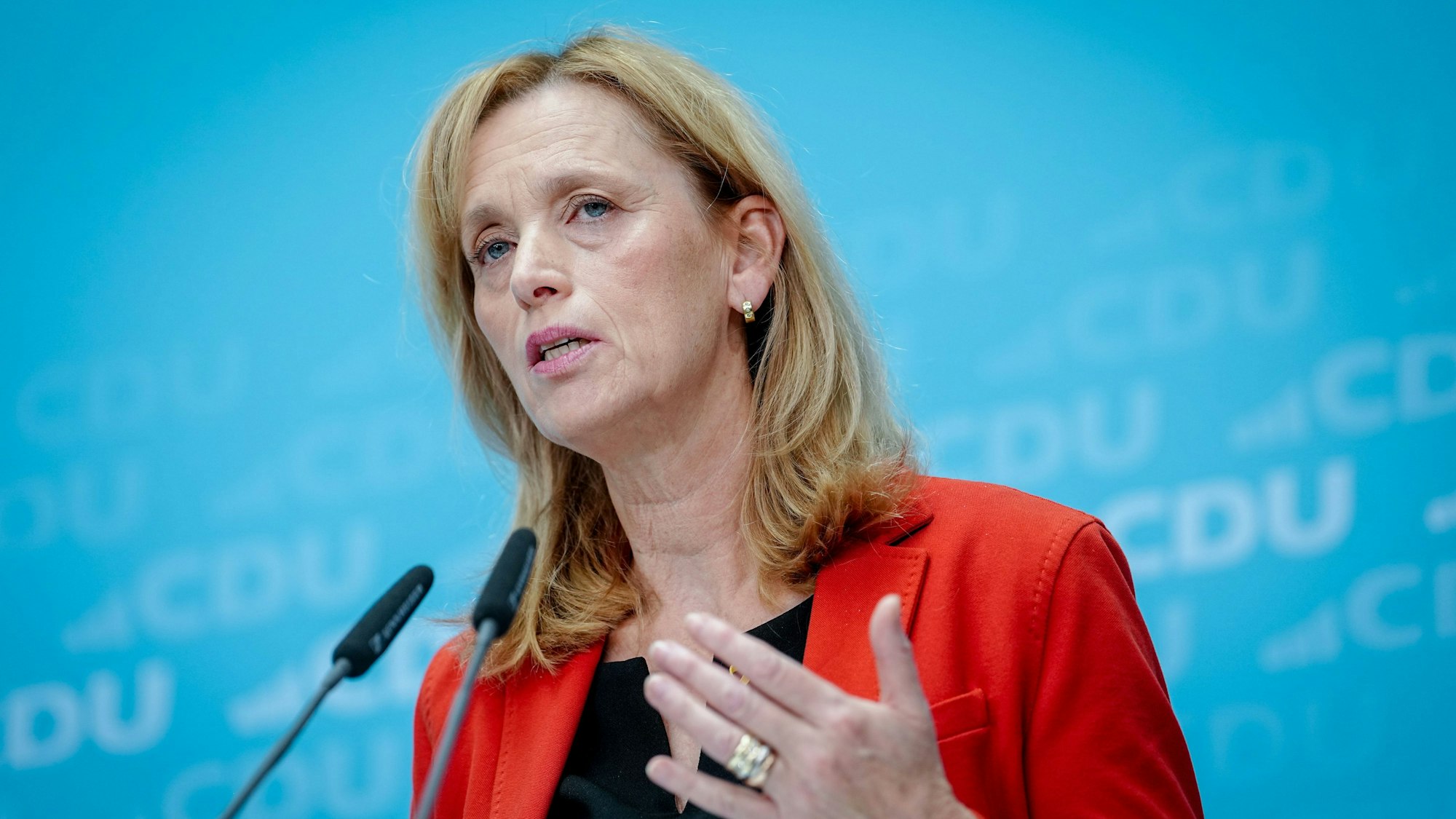 Das Bild zeigt Karin Prien (CDU), Bundesministerin für Bildung, Familie, Senioren, Frauen und Jugend, bei einer Pressekonferenz nach einer Gremiumsitzung ihrer Partei. Foto: Kay Nietfeld/dpa