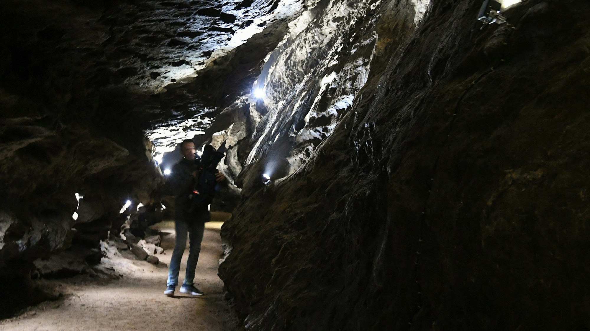 Ein Kameramann macht in der Kluterthöhle Videoaufnahmen. (Archivbild)